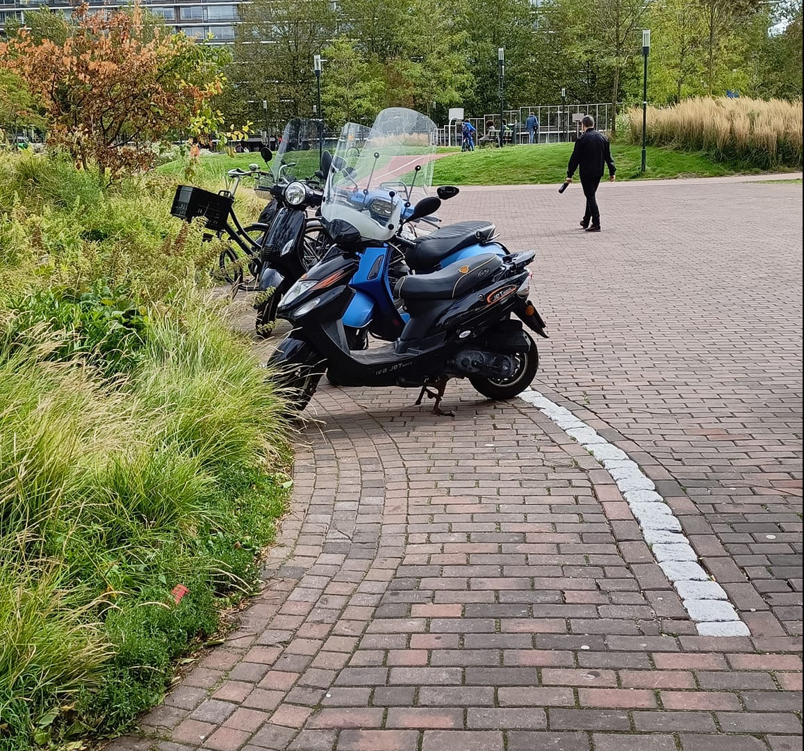 De blindegeleidelijnen op het Bogaardplein in de Bogaard worden aangepast