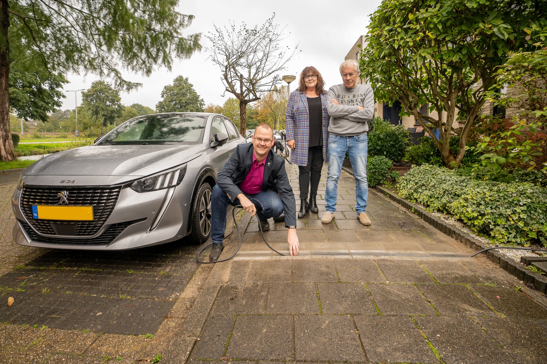 Gemeente gestart met test kabelgoten voor elektrische auto’s