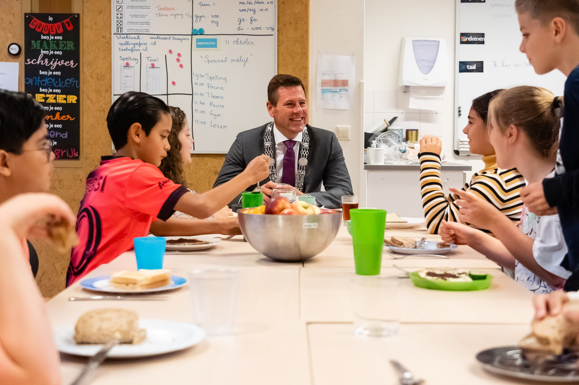 Leerlingen basisschool Omnia ontbijten met burgemeester Björn Lugthart