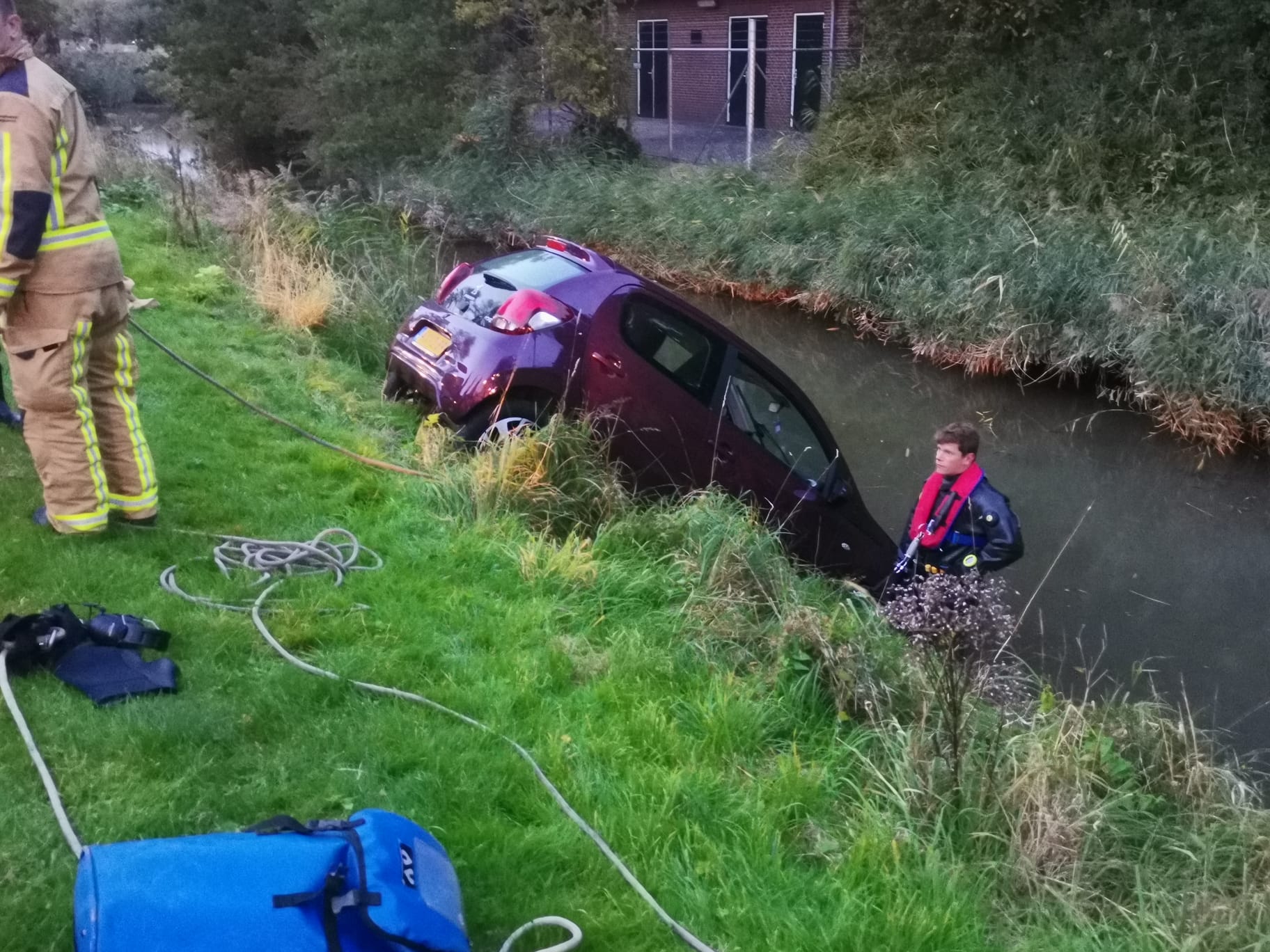 Man beweerde dat zijn vrouw onder een te water geraakt voertuig lag