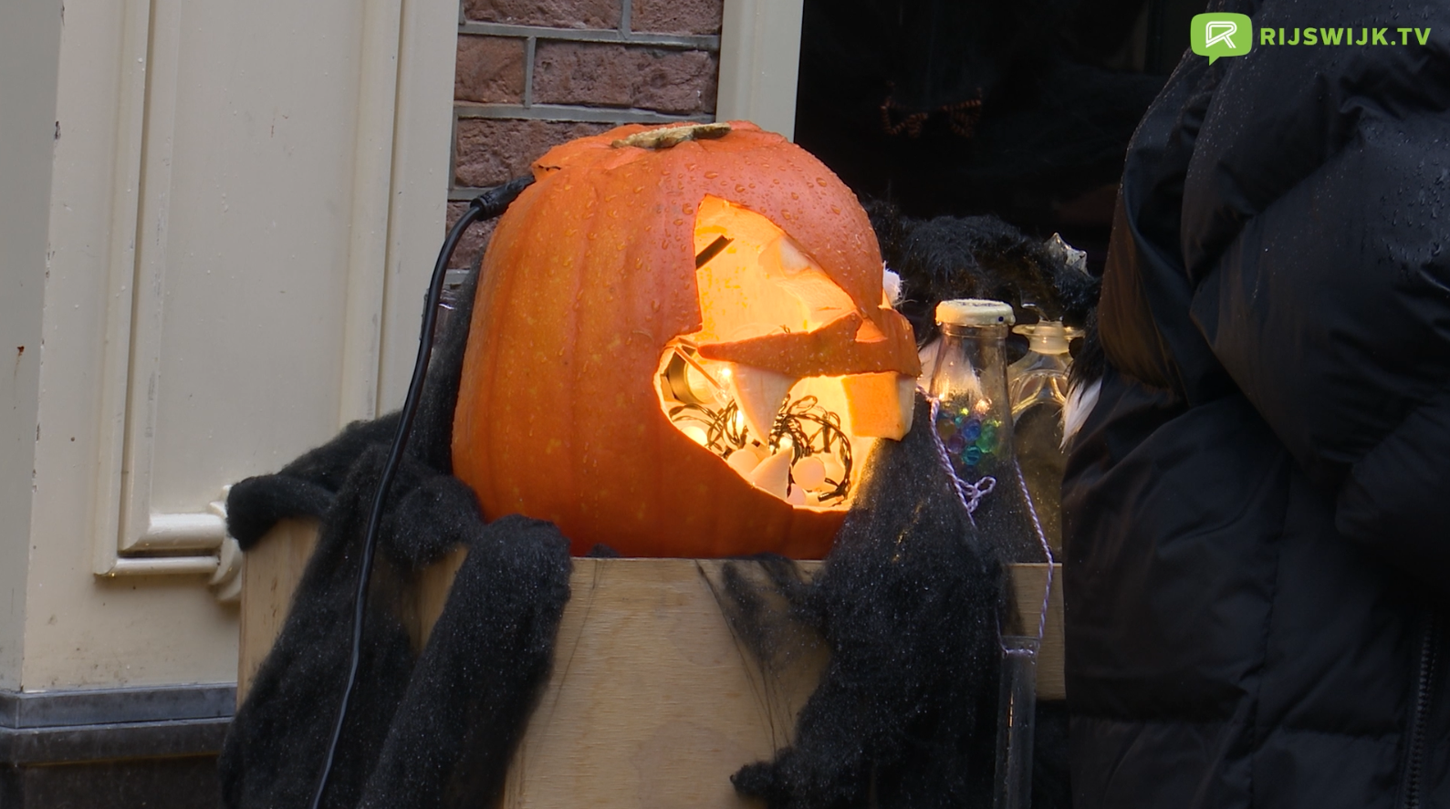 [VIDEO] Halloween in griezelig Oud Rijswijk