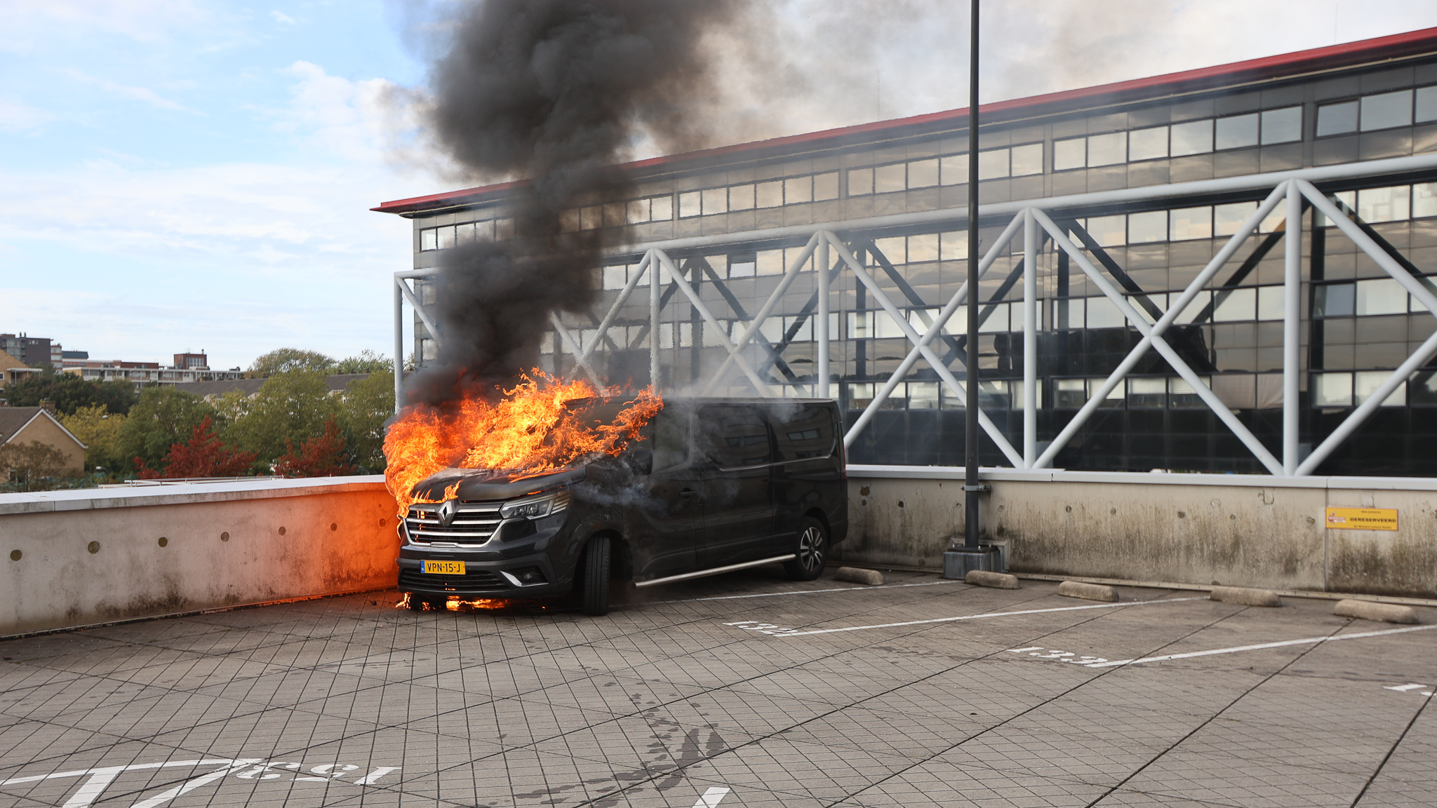 Geparkeerd busje aan Lange Kleiweg uitgebrand