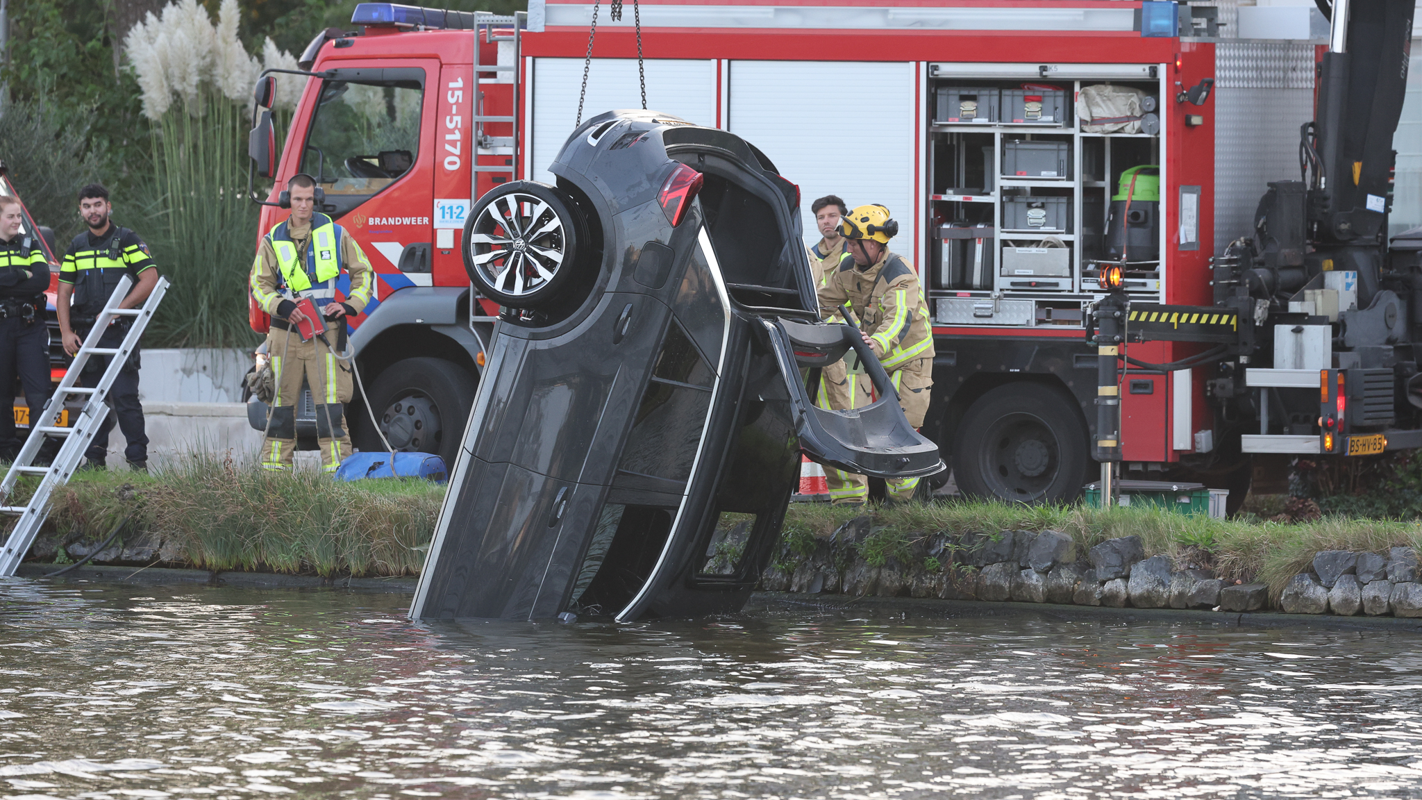 Auto belandt in de Vliet bij Leidschendam, bestuurder spoorloos