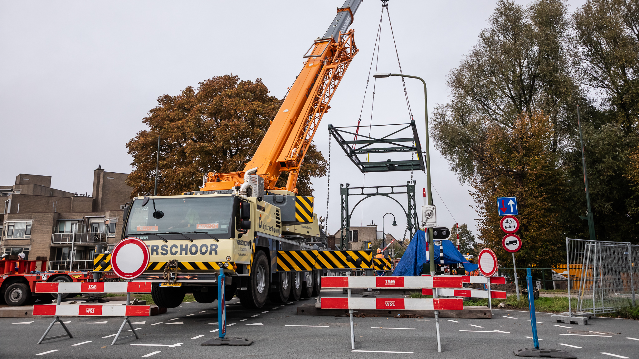 [VIDEO] Wijkerbrug weer terug op plek gehesen