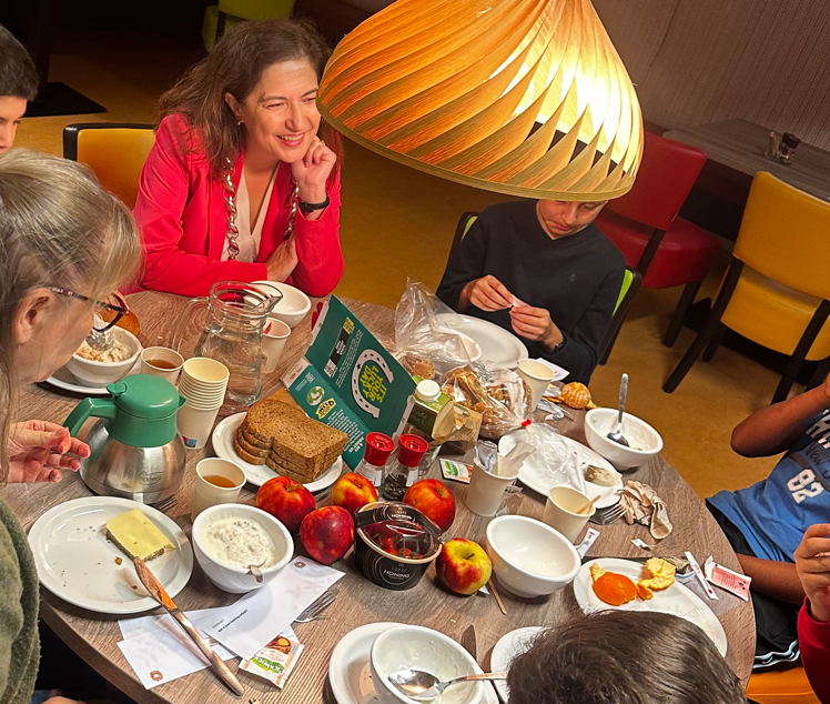 Leerlingen van basisschool Steenvoorde ontbijten met burgemeester Huri Sahin