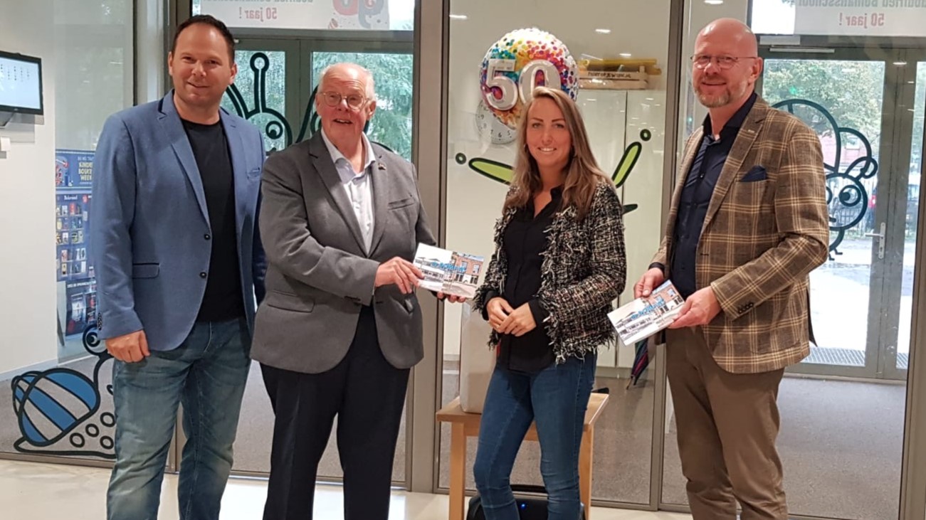 Godfried Bomansschool overhandigt jubileumboek