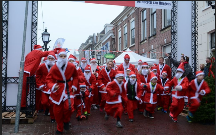 Verklede kerstmannen rennen door Voorburg tijdens Santarun