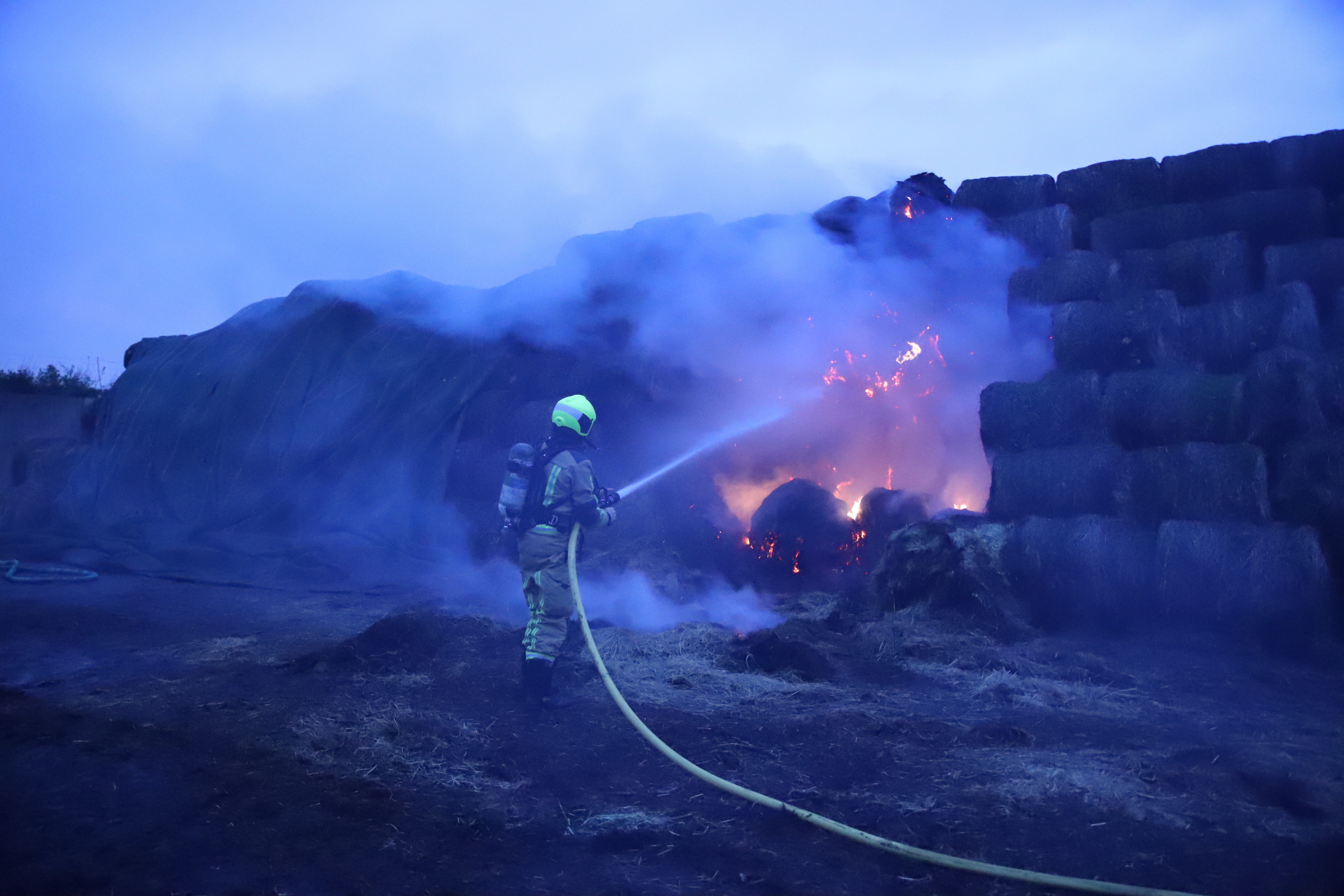 Grote brand in hooibalen bij Hoeve Biesland in Delfgauw