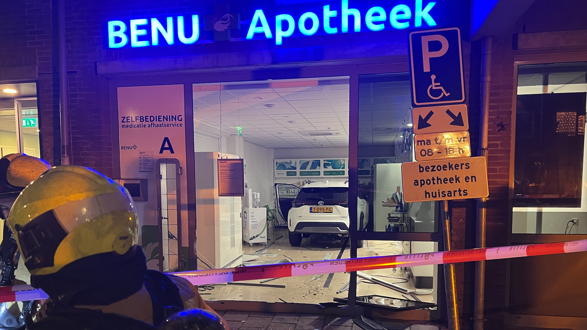 Dronken bestuurder ramt Benu apotheek en rijdt meters naar binnen