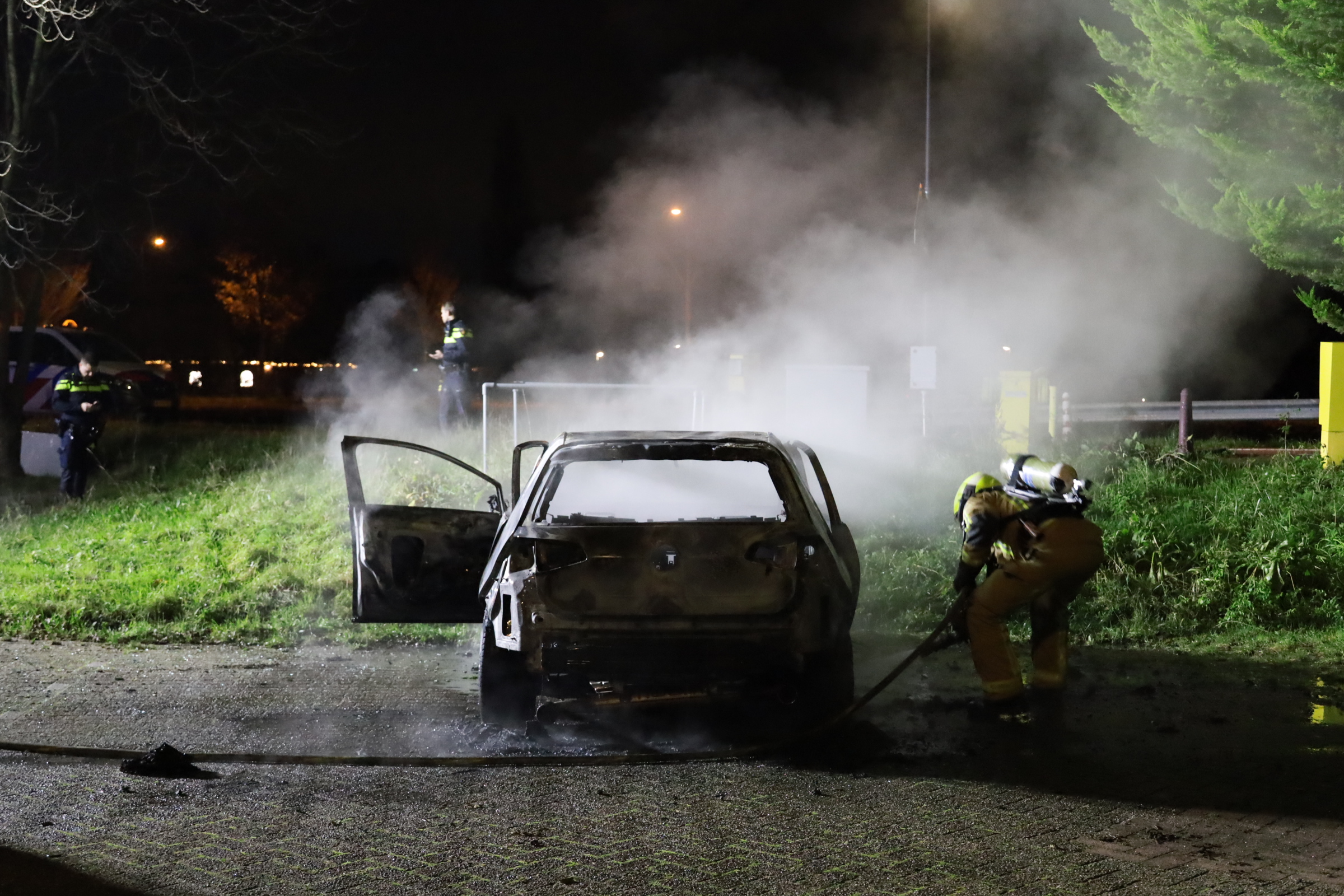 Auto brandt volledig uit aan Jaagpad Rijswijk