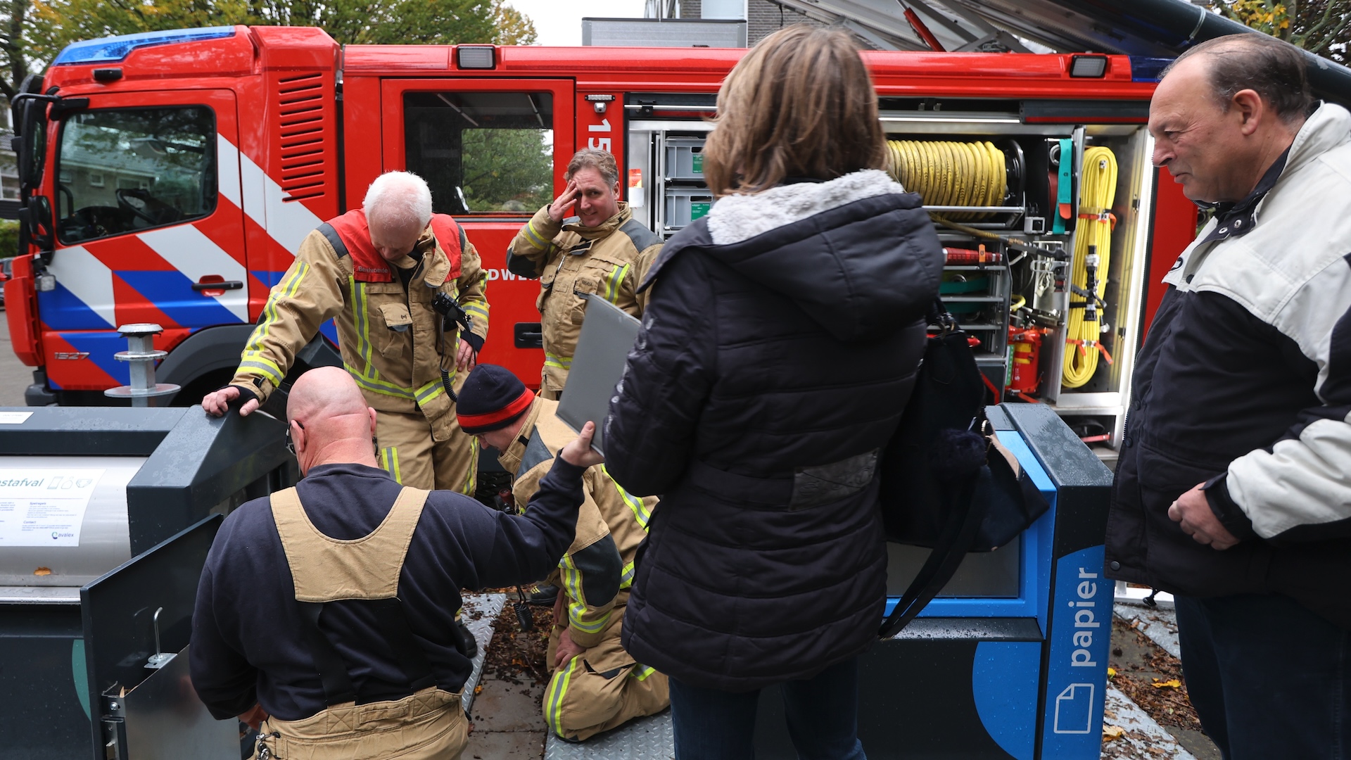 Brandweer redt waardevolle fotoboeken uit ondergrondse container