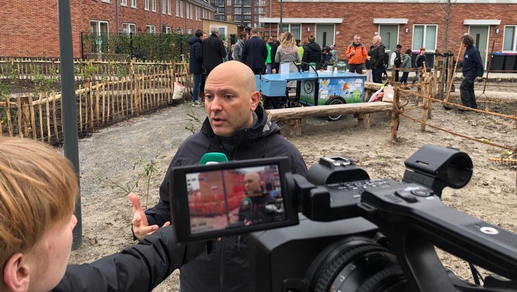 Leerlingen planten een Tiny Forest in woonwijk