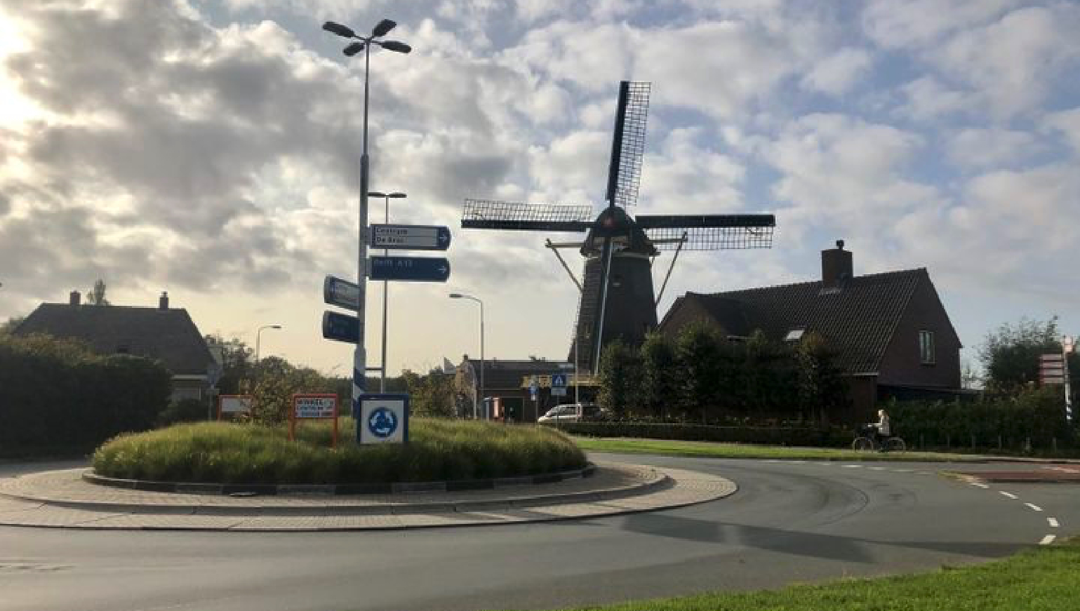 Tijdelijke afsluiting rotonde bij Molen in Nootdorp