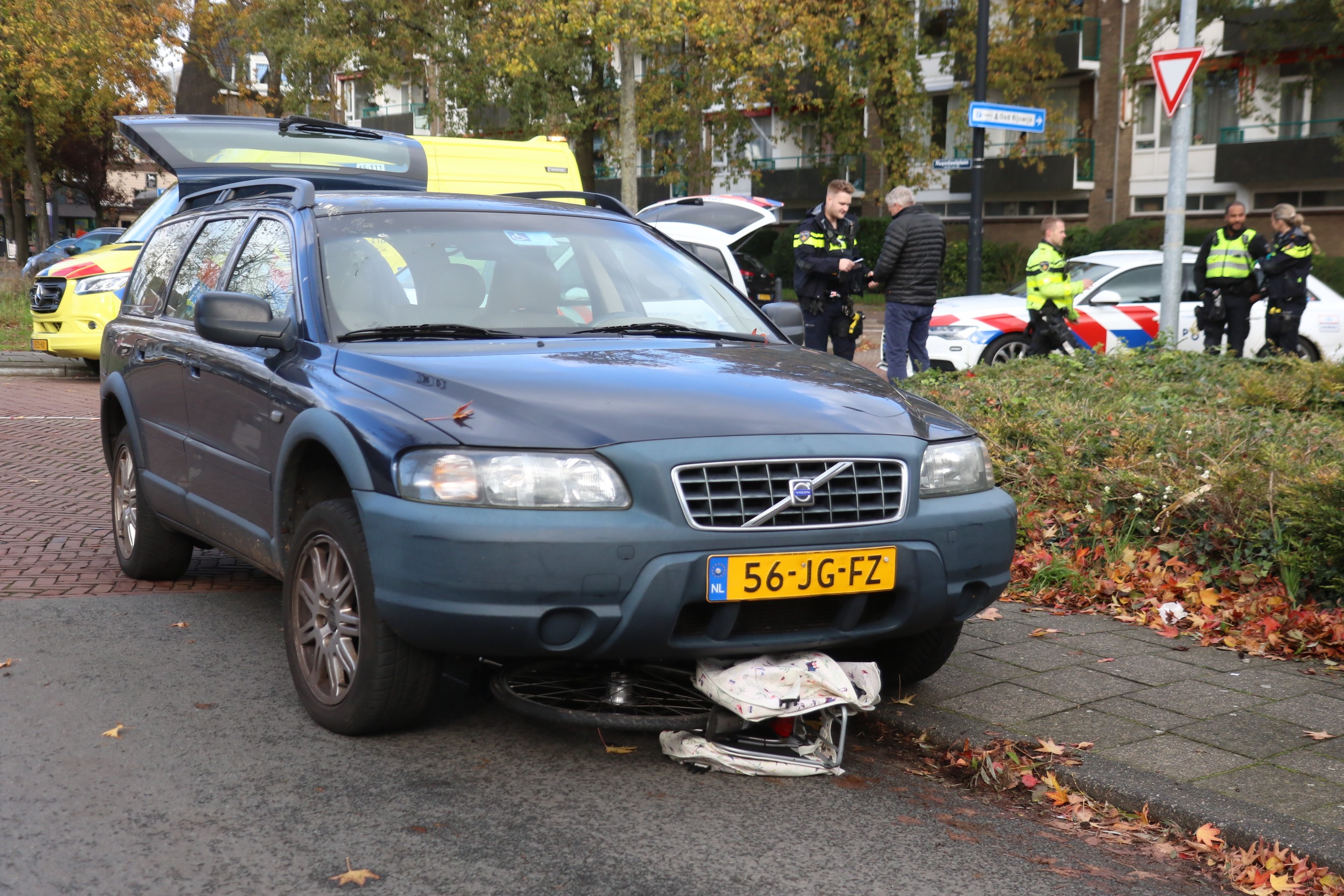 Fietser onder auto op de Rembrandtkade