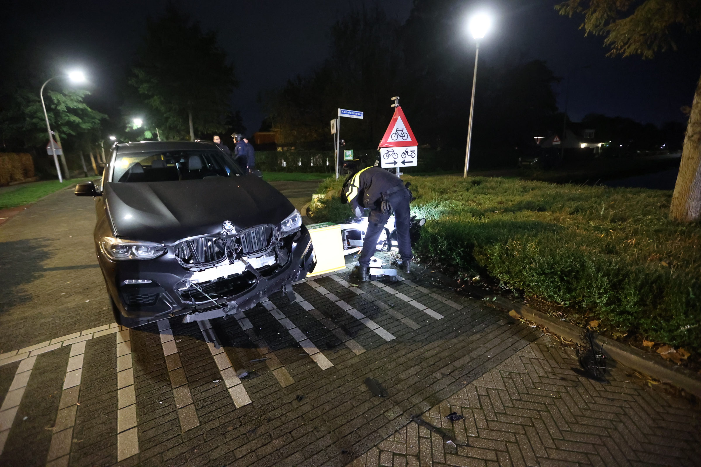 Scooterrijder van bezorgdienst naar ziekenhuis na aanrijding met auto