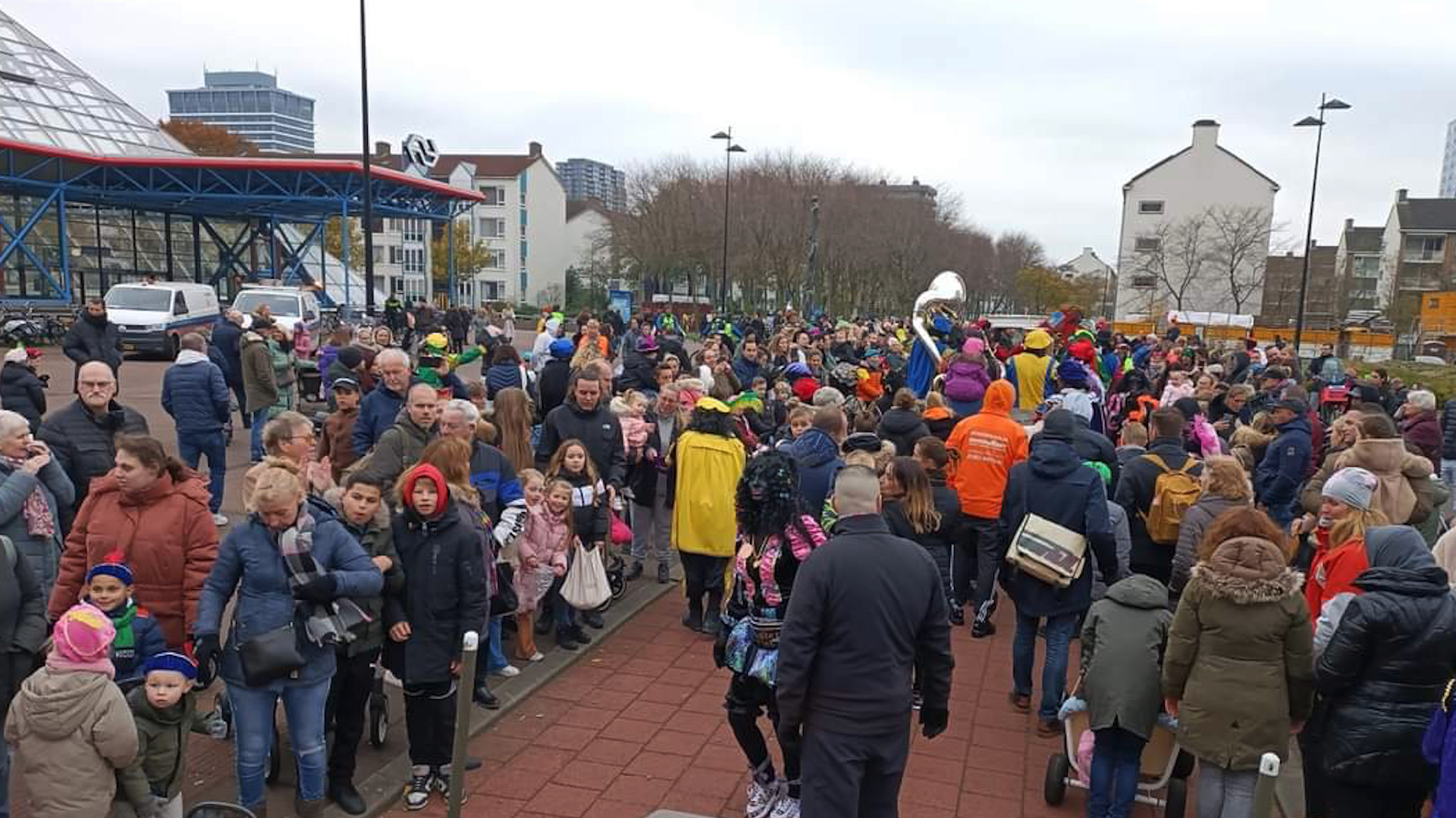 Manifestatie op Piramideplein door organisatie sinterklaasoptocht