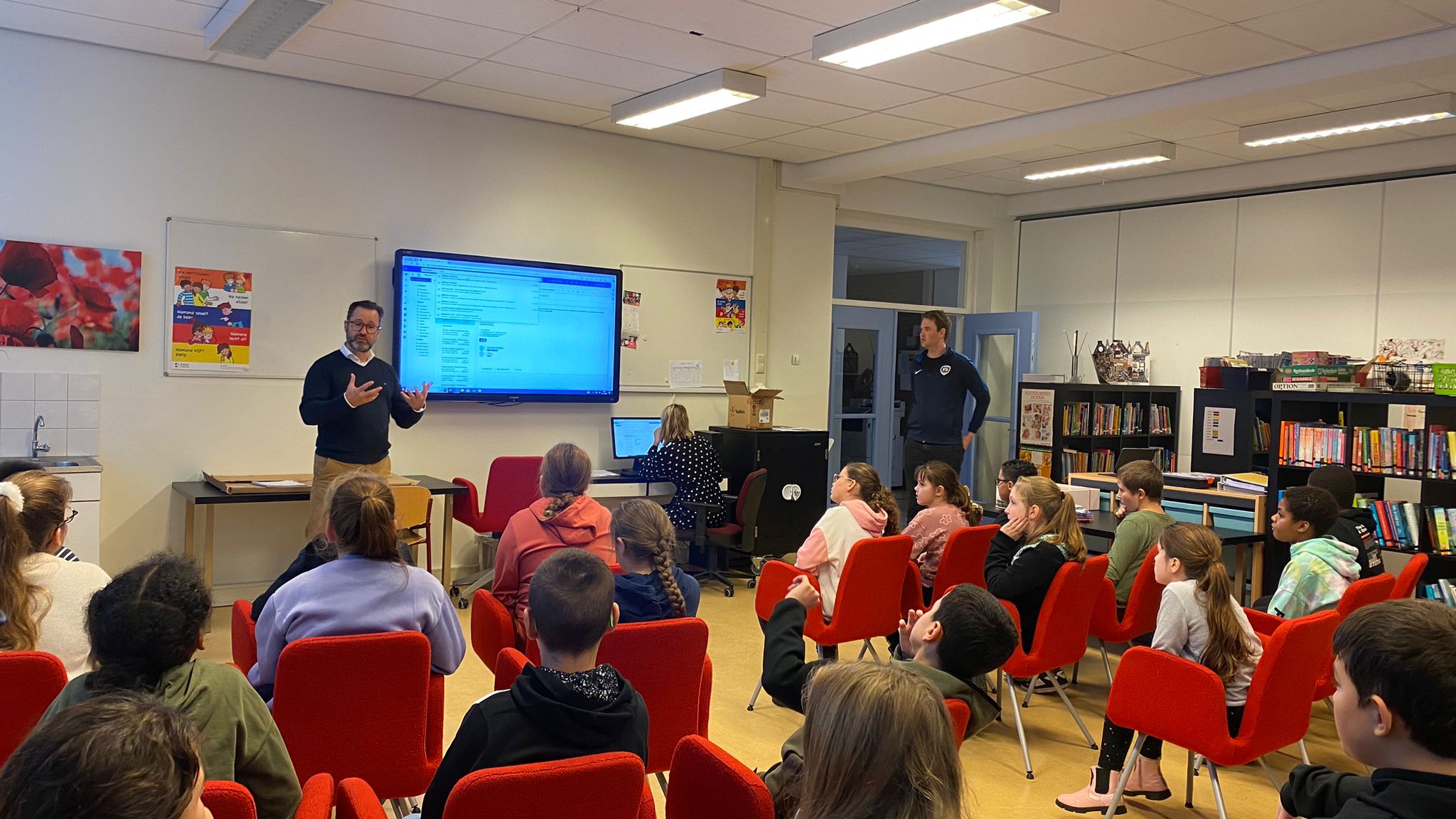 Feestelijke aftrap Afvalrace in de Rehobothschool