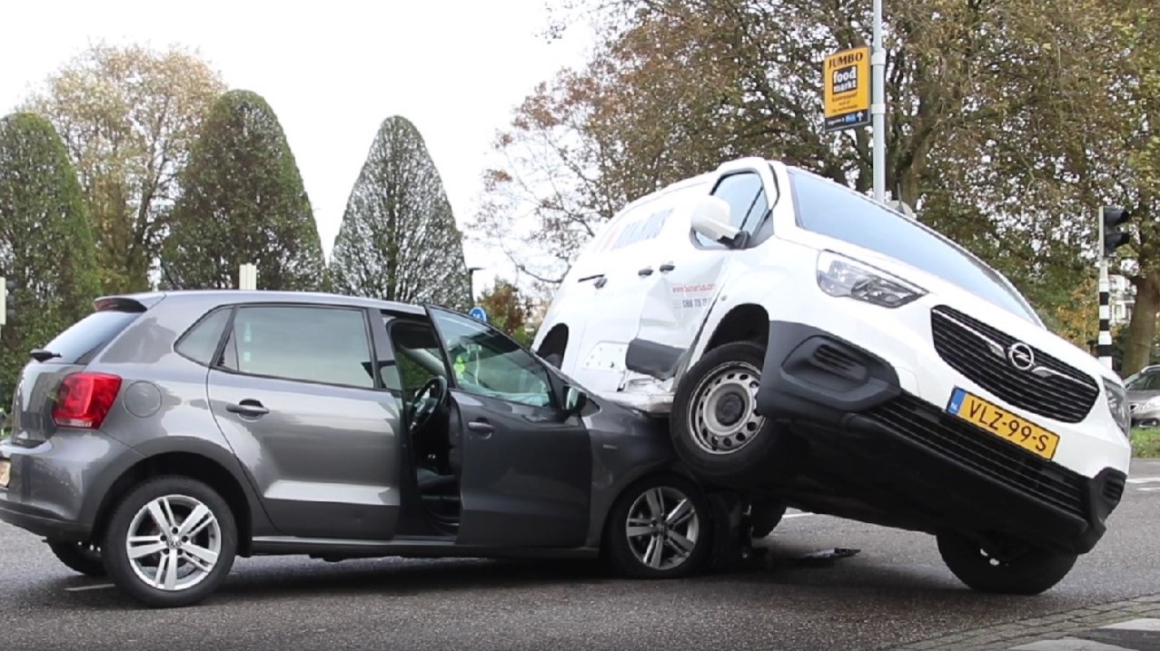 Botsing tussen twee voertuigen op Spinozalaan