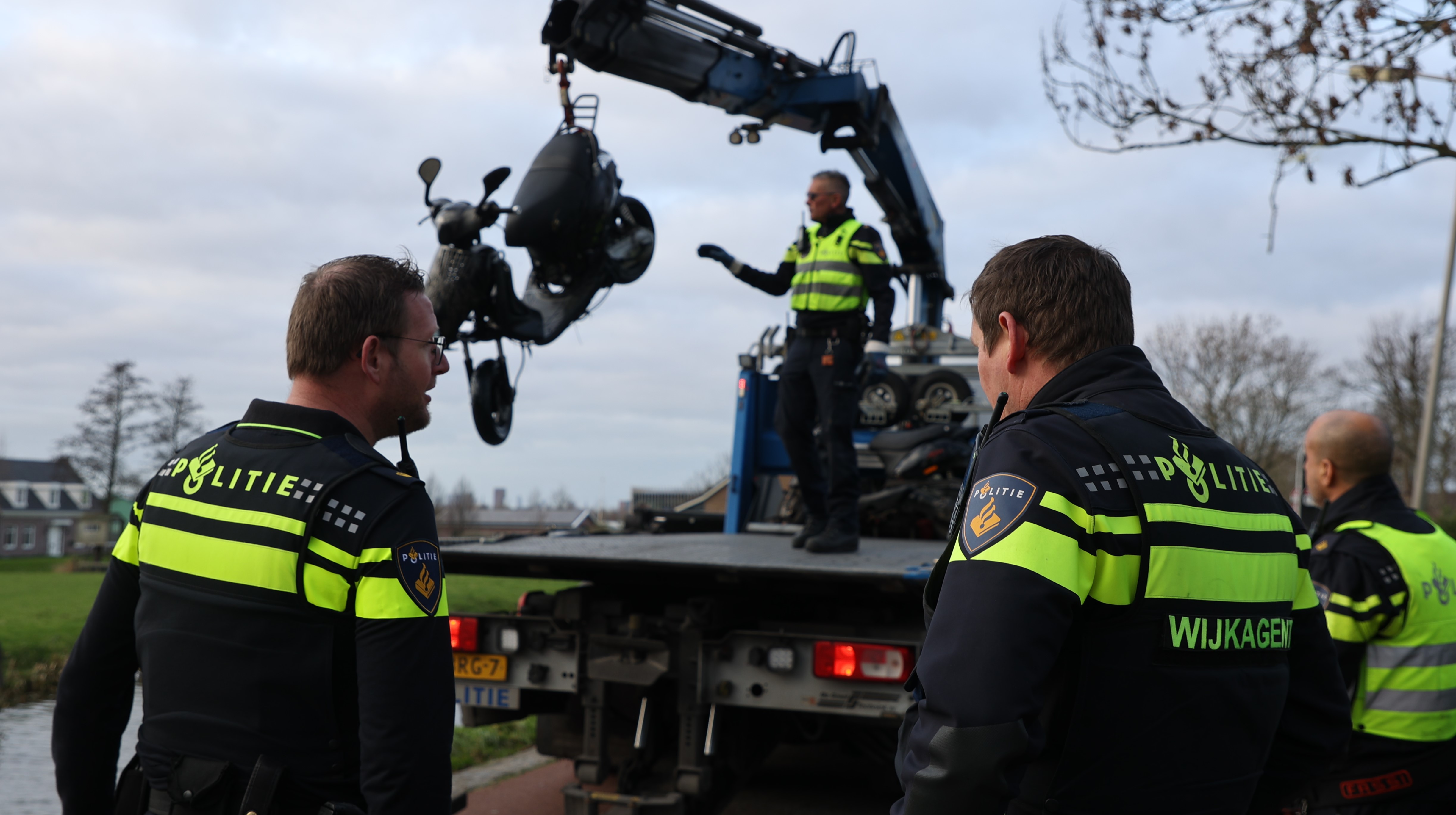 Achtervolging eindigt met scooter te water