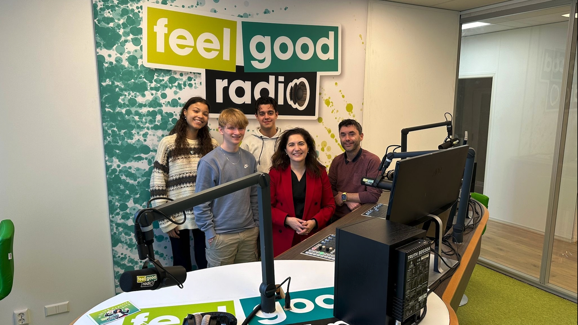 Burgemeester Huri Sahin bezoekt Feel Good Radio