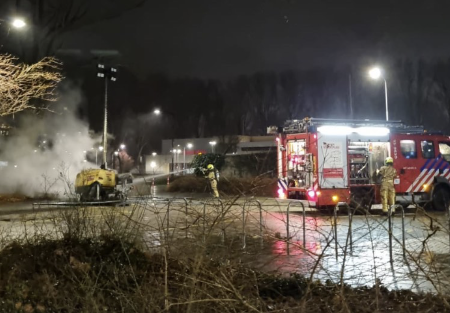 Omstanders gooien vuurwerk naar politie