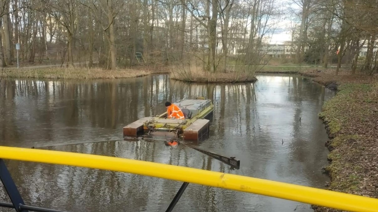 Baggerwerkzaamheden in Leidschendam-Voorburg voor verwijderen van slib