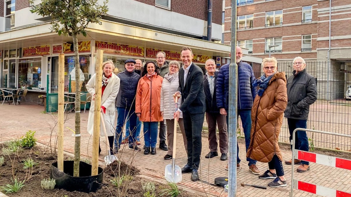 Gemeente voert groene ideeën bewoners Warmoezierstraat uit