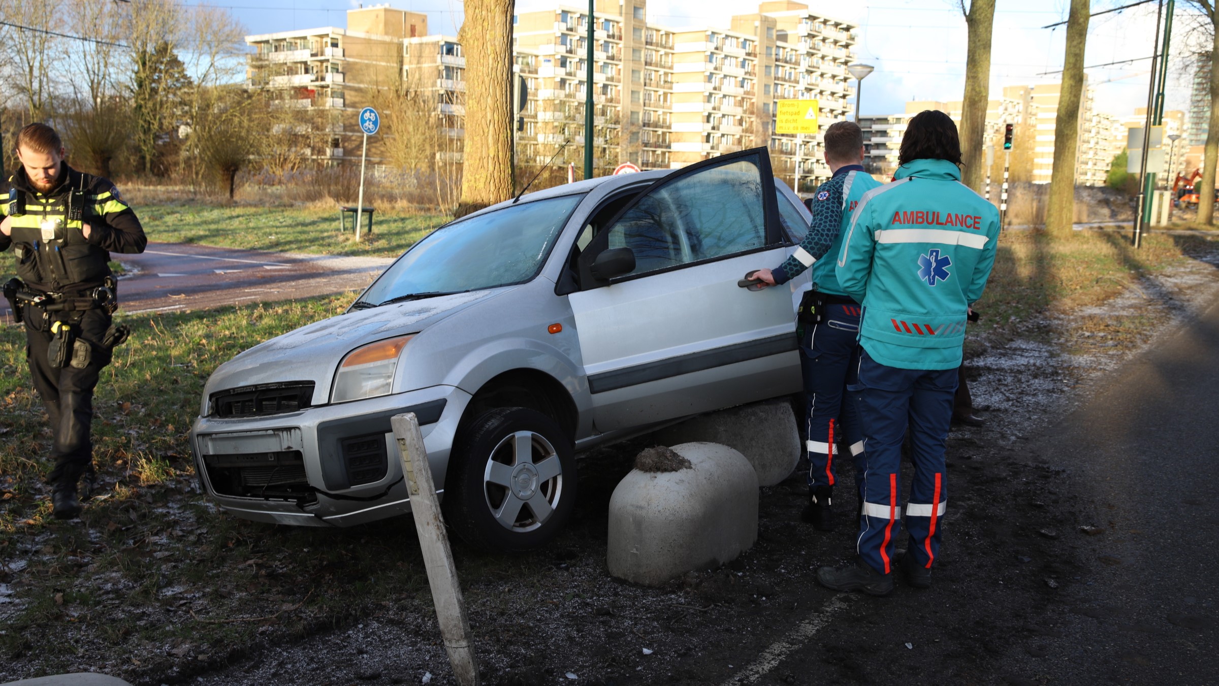 Automobilist stuurt auto betonblok op