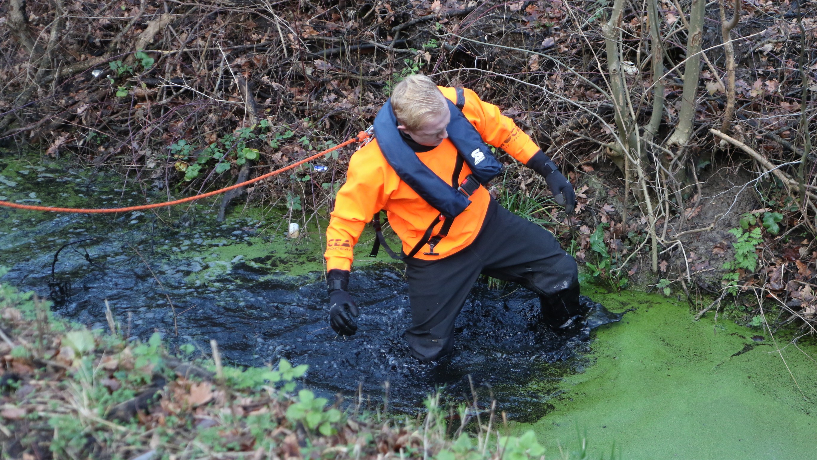 Brandweer doorzoekt water na aantreffen van fiets nabij slootje