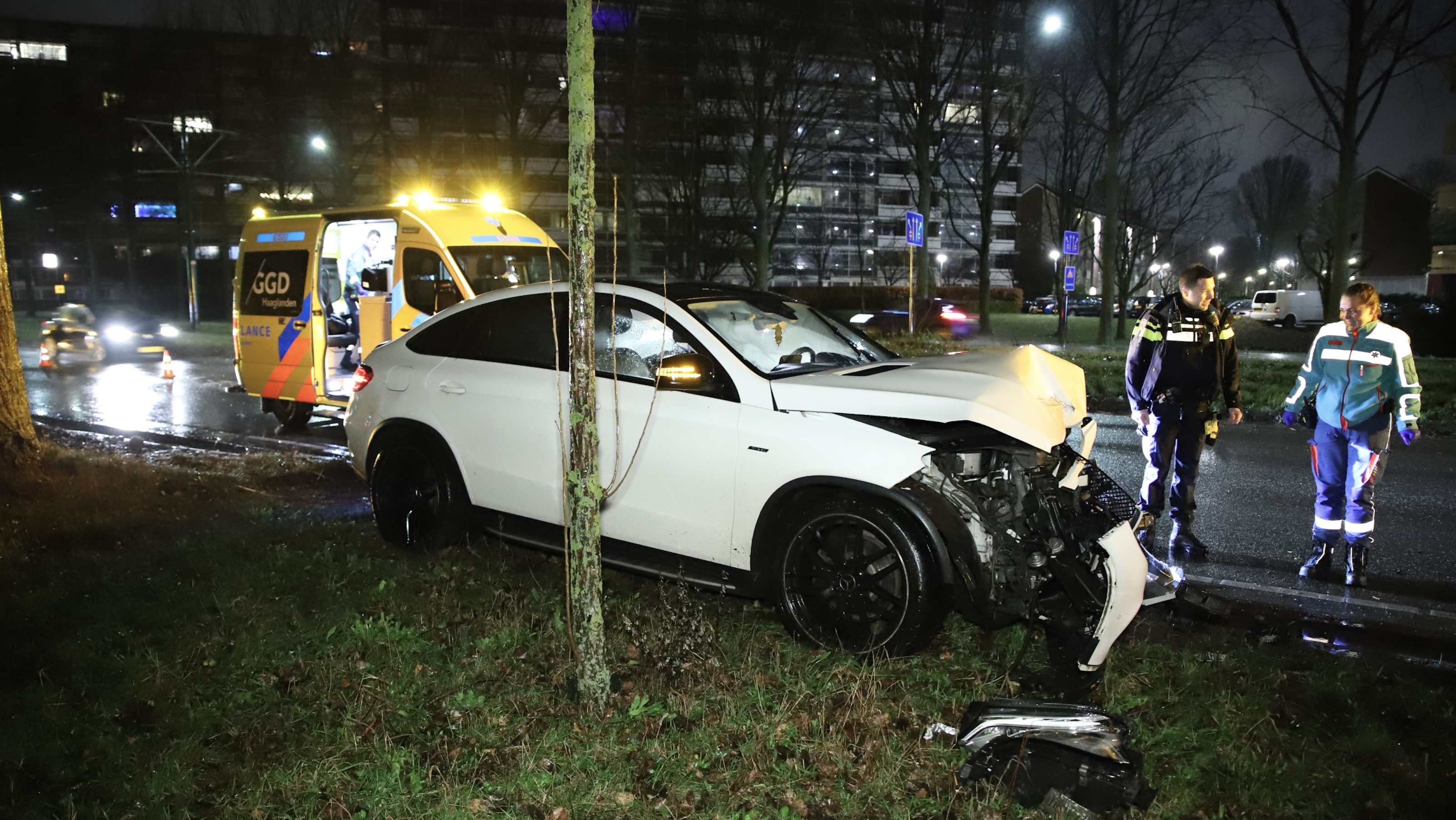 Auto knalt tegen lichtmast op Prinses Beatrixlaan