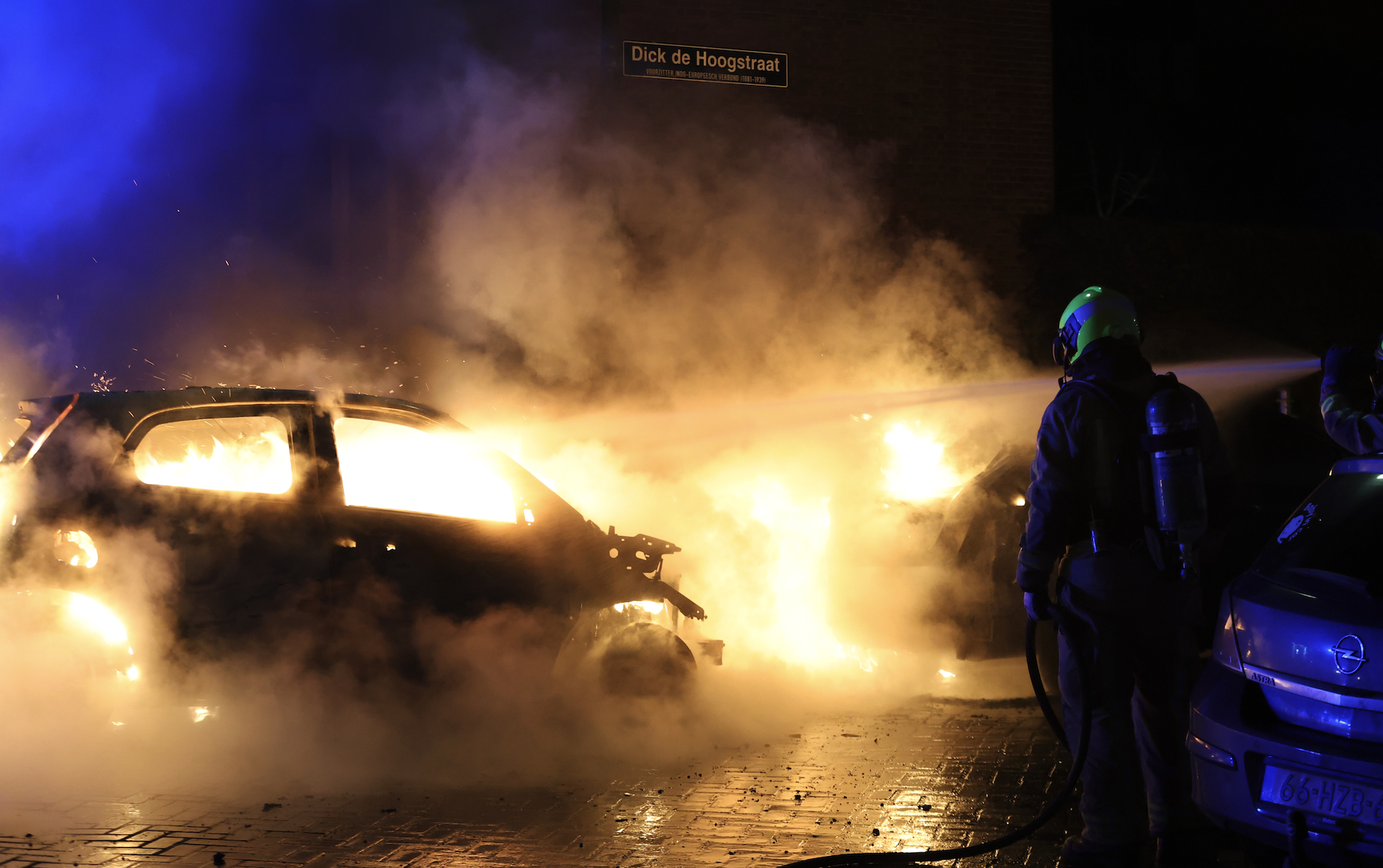 Twee auto’s verwoest door brand aan Dick de Hoogstraat