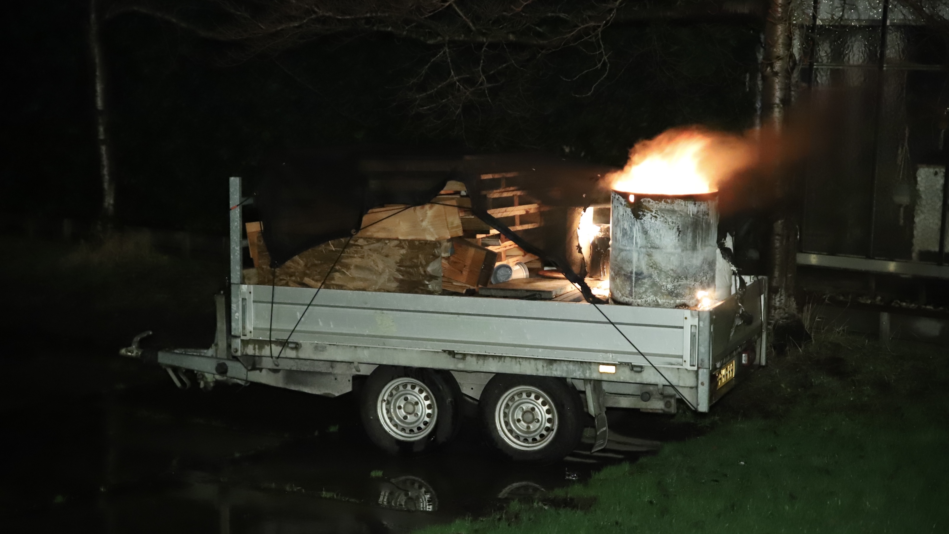 Geparkeerde aanhanger in brand aan Zuideindseweg Delfgauw