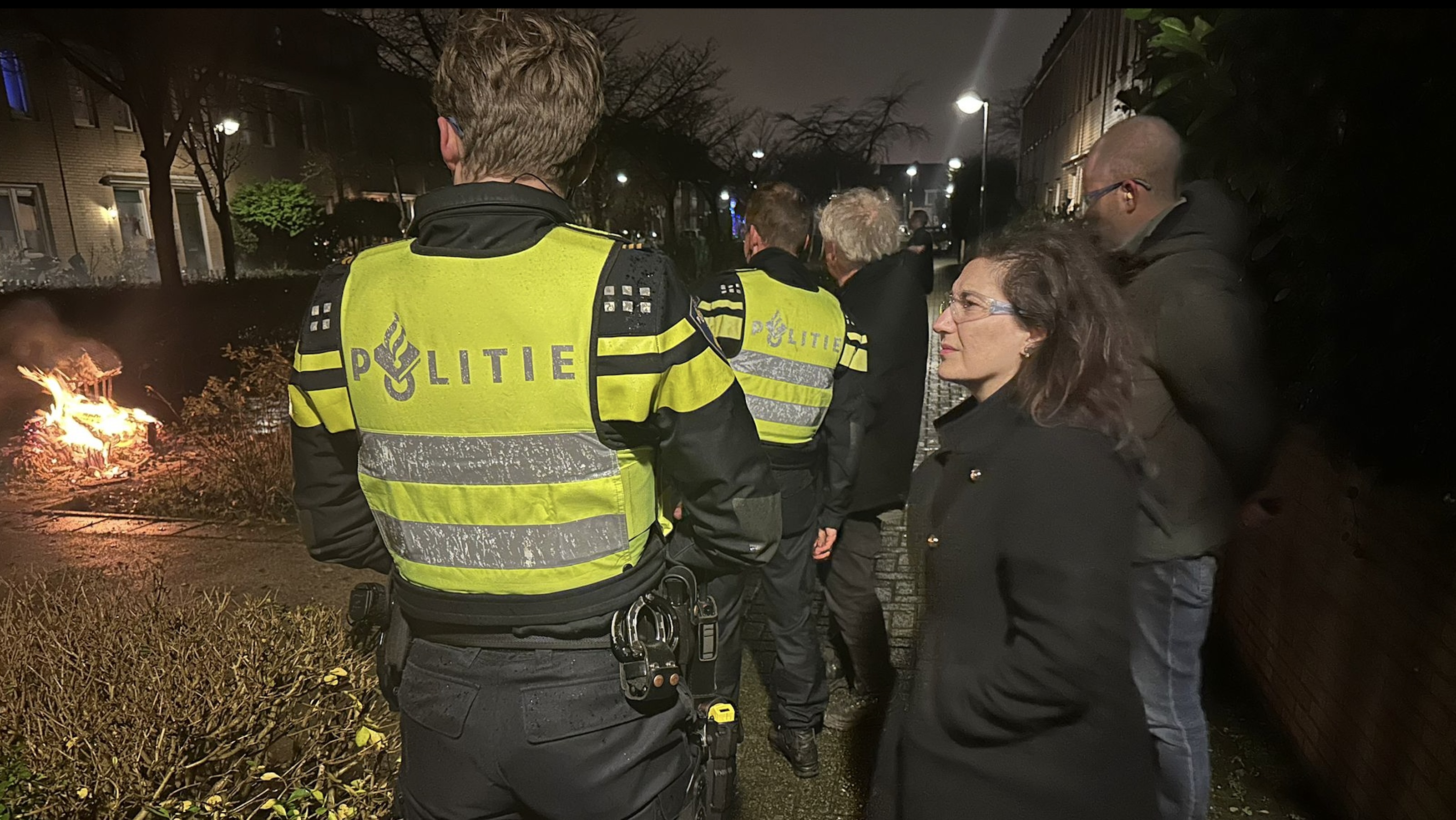 Burgemeester Huri Sahin samen met politie op pad