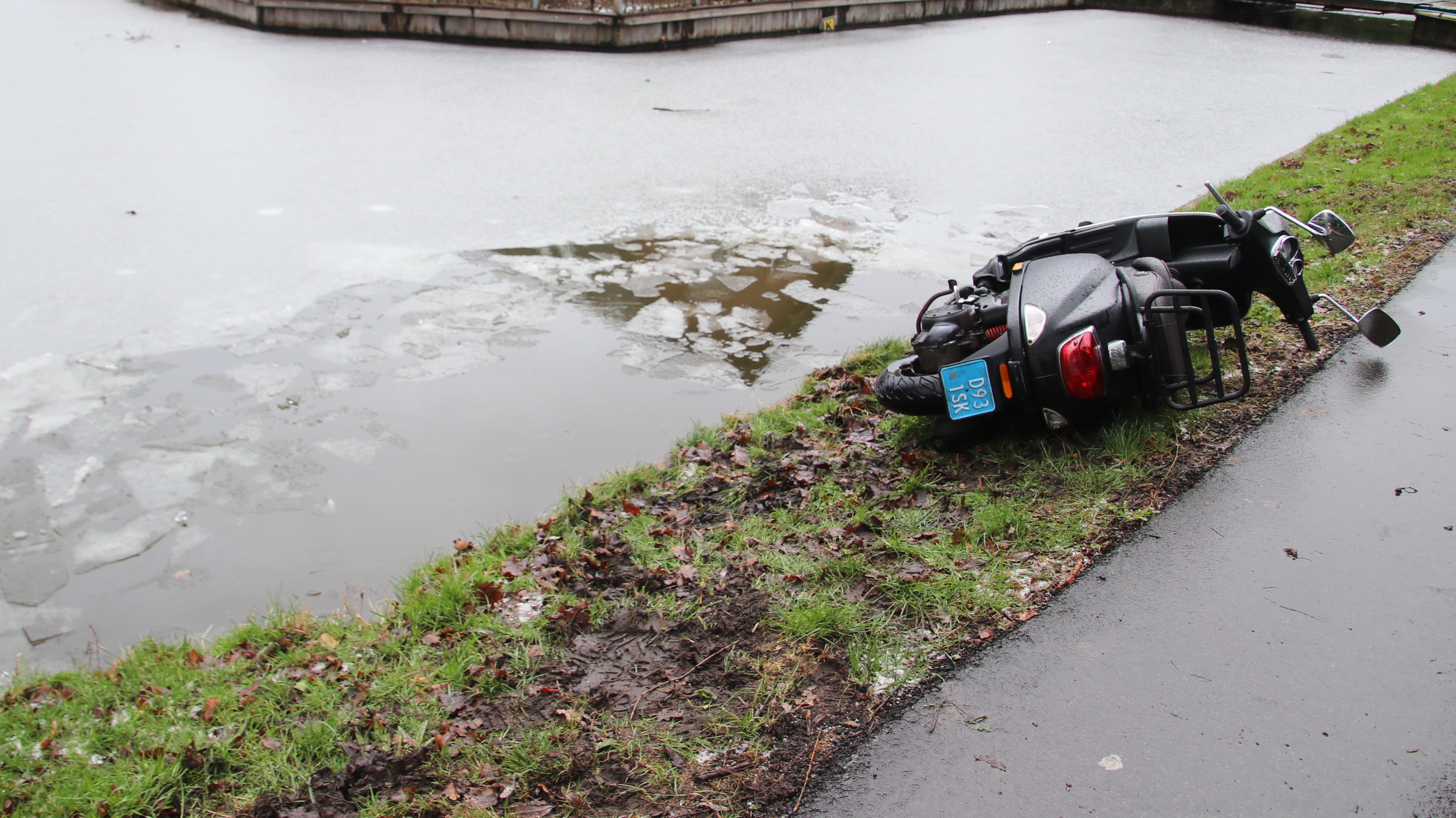 Onbemande scooter te water aan de Kortelandseweg, uitruk hulpdiensten