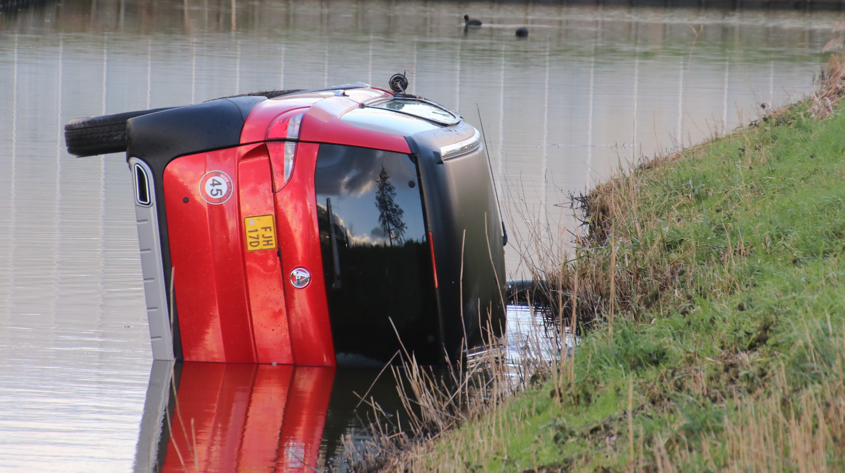 Brommobiel te water langs de Braslaan