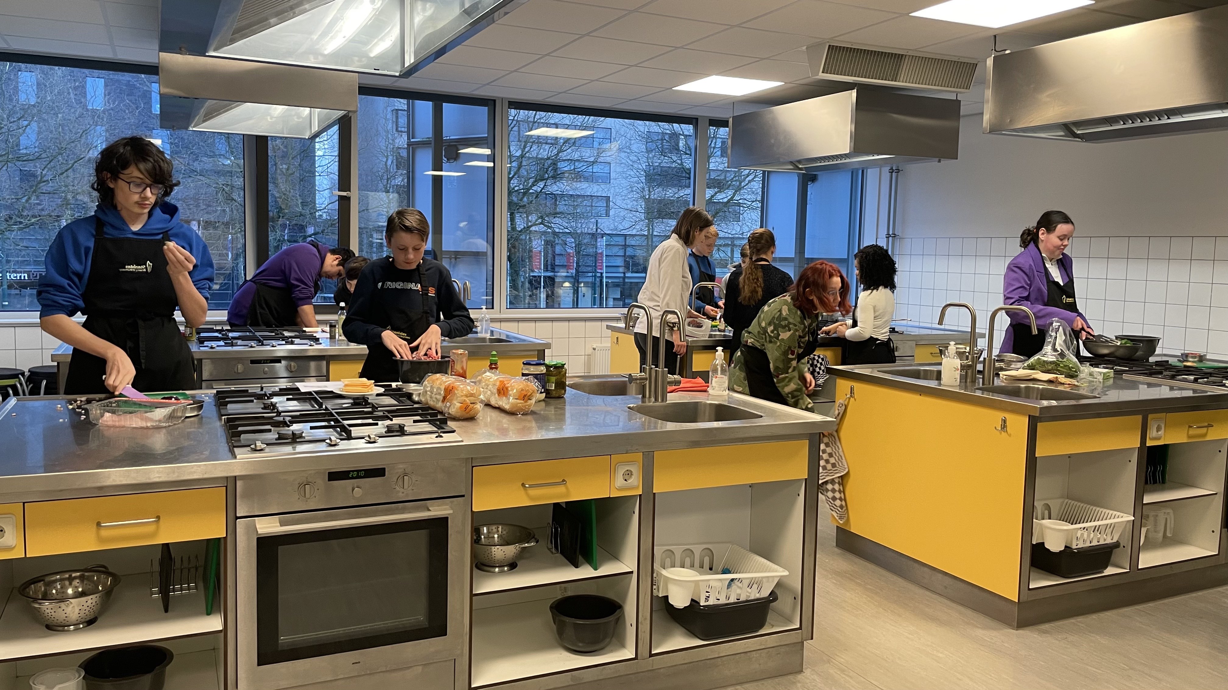 [VIDEO] Kinderen koken zelfstandig hun feestmaal onder begeleiding van Expeditie Rijswijk.