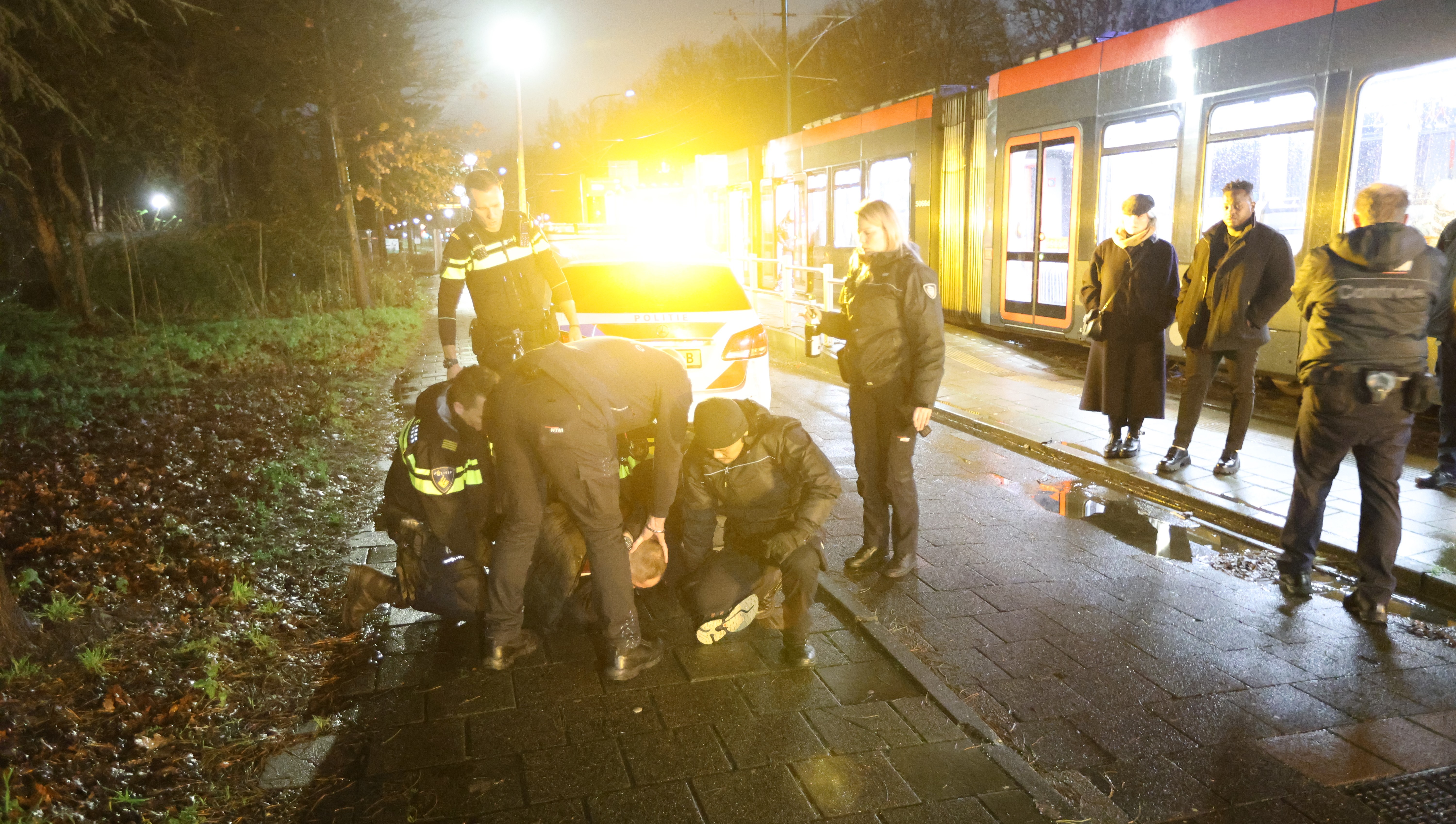 Agressieve passagier valt medereizigers aan in tram