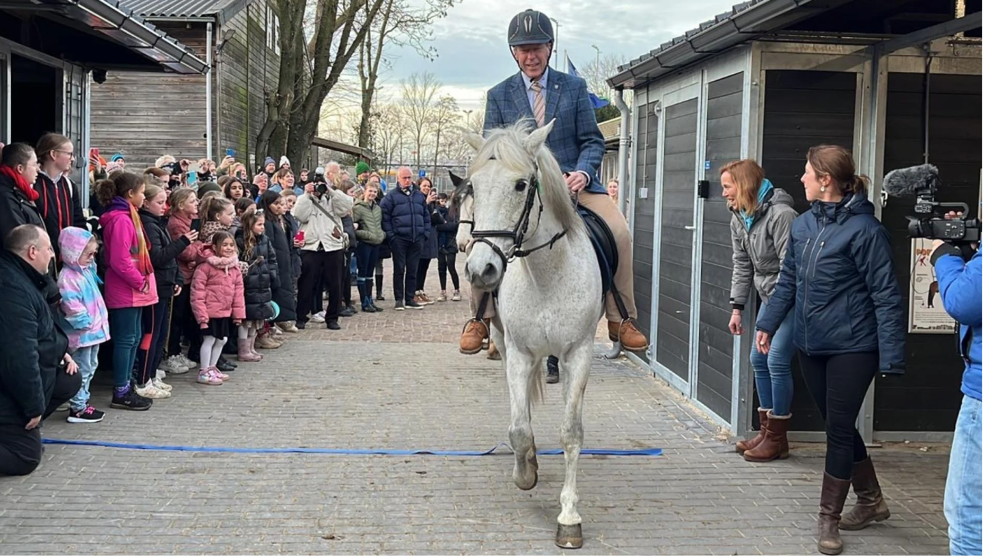 Feestelijke opening van nieuwe stallen jeugdmanege Hestar