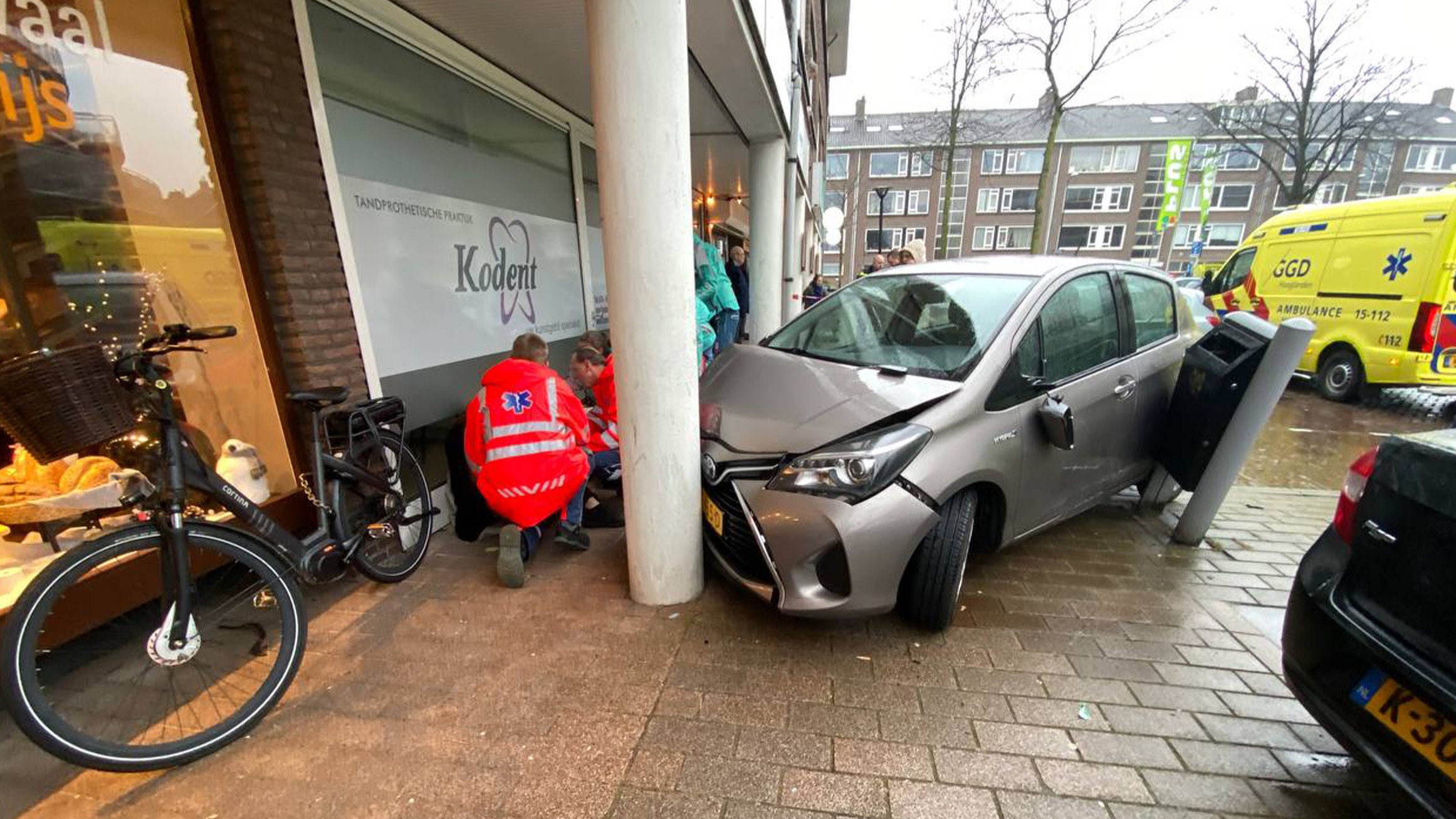 Auto rijdt voetganger omver en knalt daarna tegen pilaar