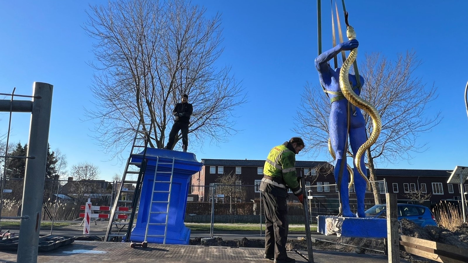 De Slangendrager tijdelijk weg van Laan van Nootdorp