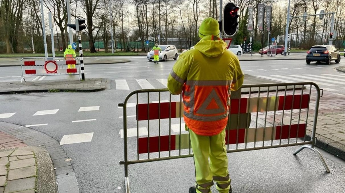 Automobilist rijdt in op verkeersregelaar bij The Mall