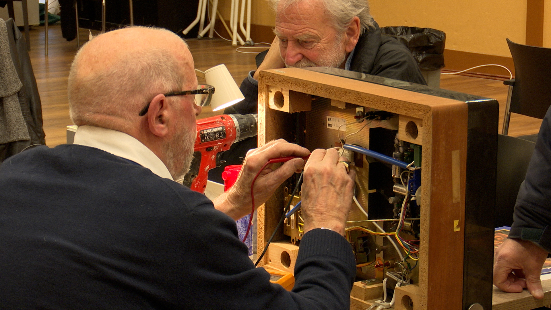 [VIDEO] Repair Café in Rijswijk helpt mensen aan gerepareerde spullen en een glimlach