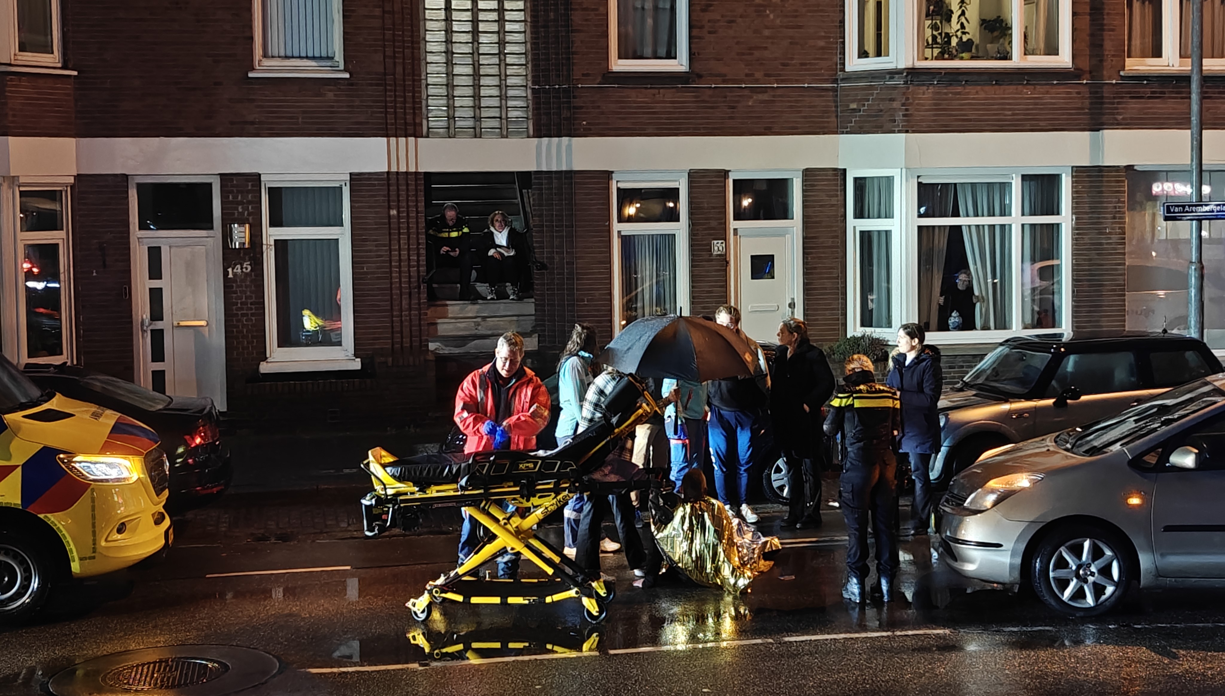 Aanrijding op de van Duvenvoordelaan, slachtoffer behandeld in ambulance