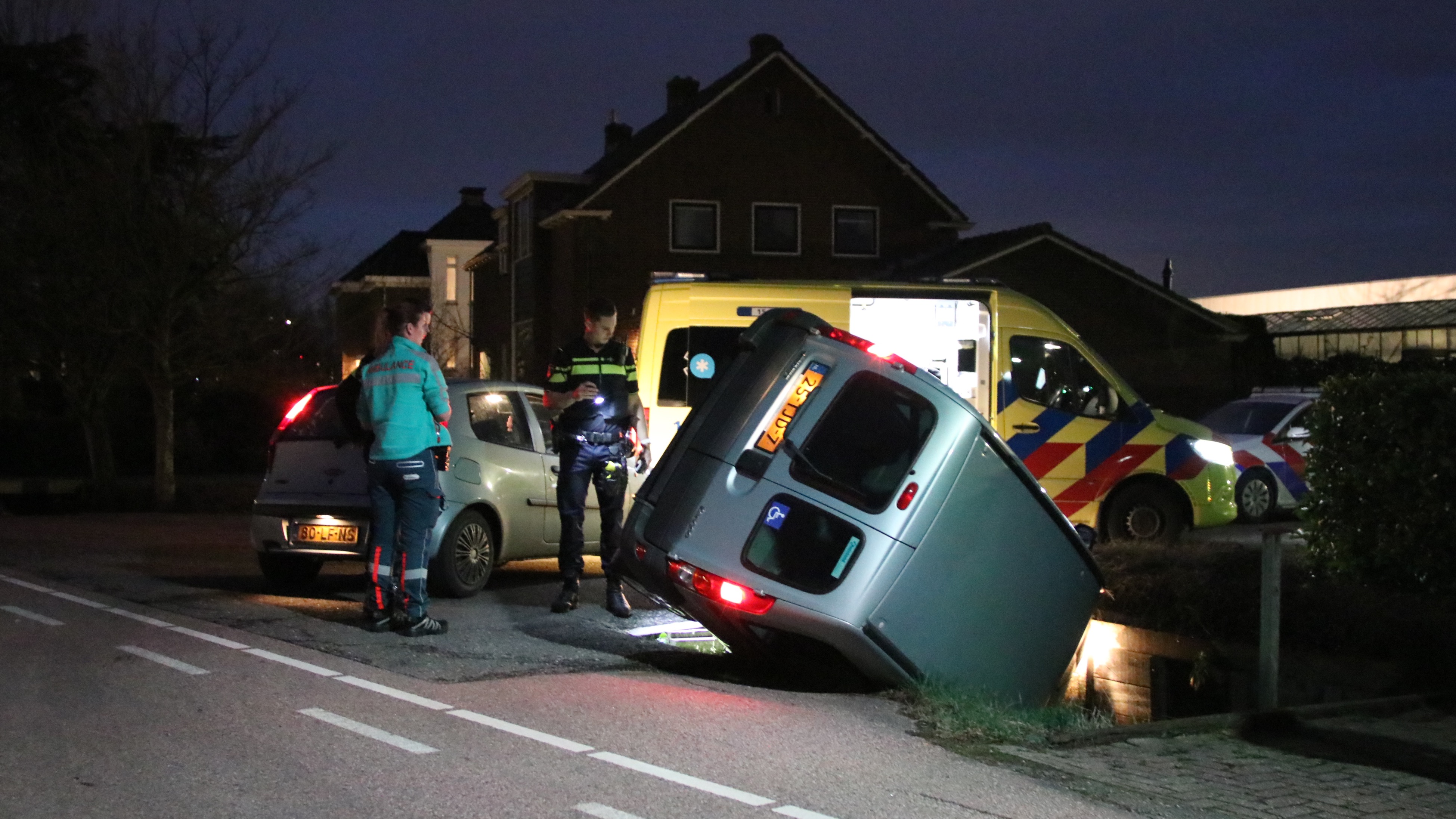 Bestuurder ontsnapt aan bijzondere situatie nadat voertuig half in water hangt op Overgauwseweg