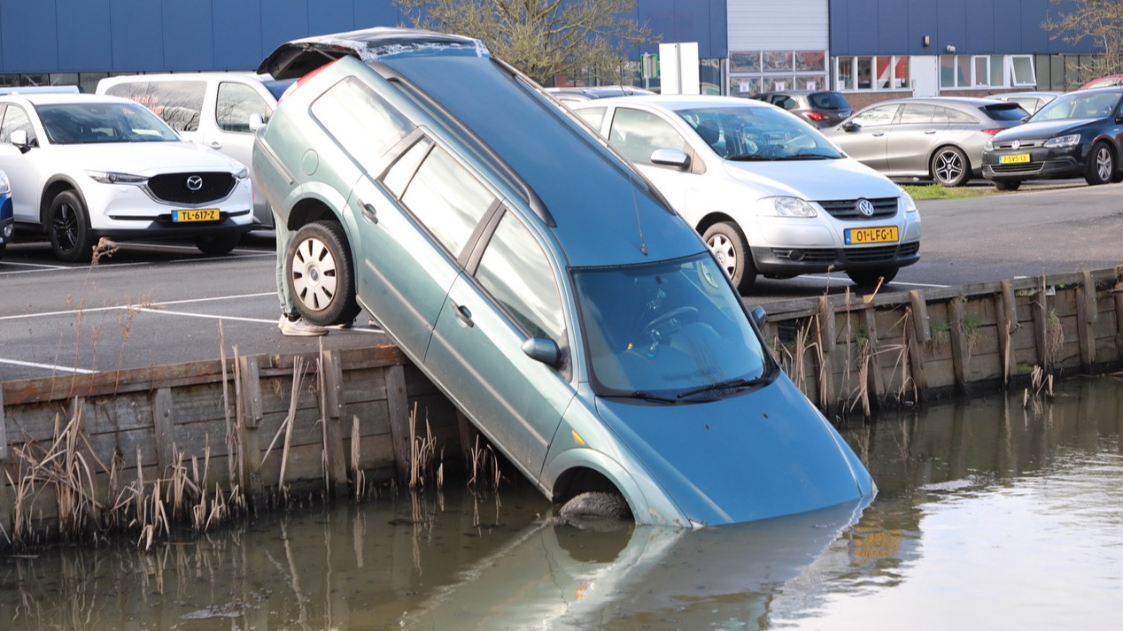 Auto te water op Meloenstraat in Pijnacker