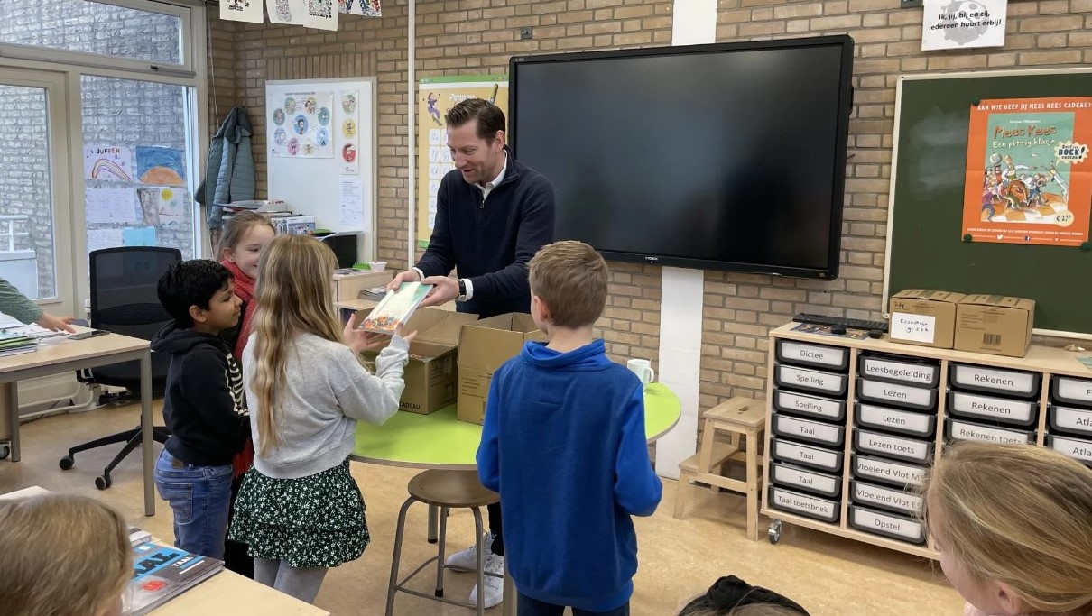 Kinderen groep 5 en 6 krijgen jeugdboek ‘Mees Kees, een pittig klasje’ cadeau