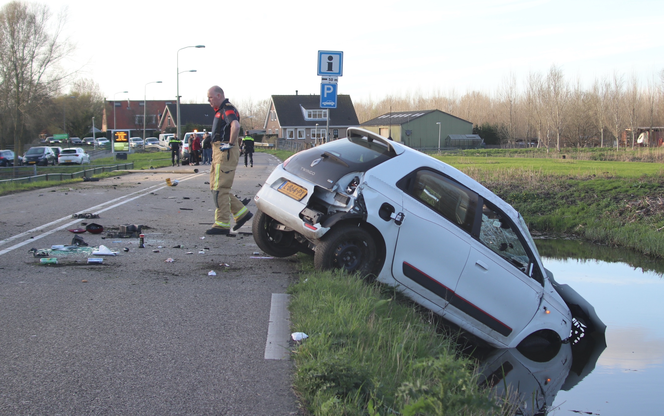 Automobilist ramt lantaarnpaal en belandt in sloot