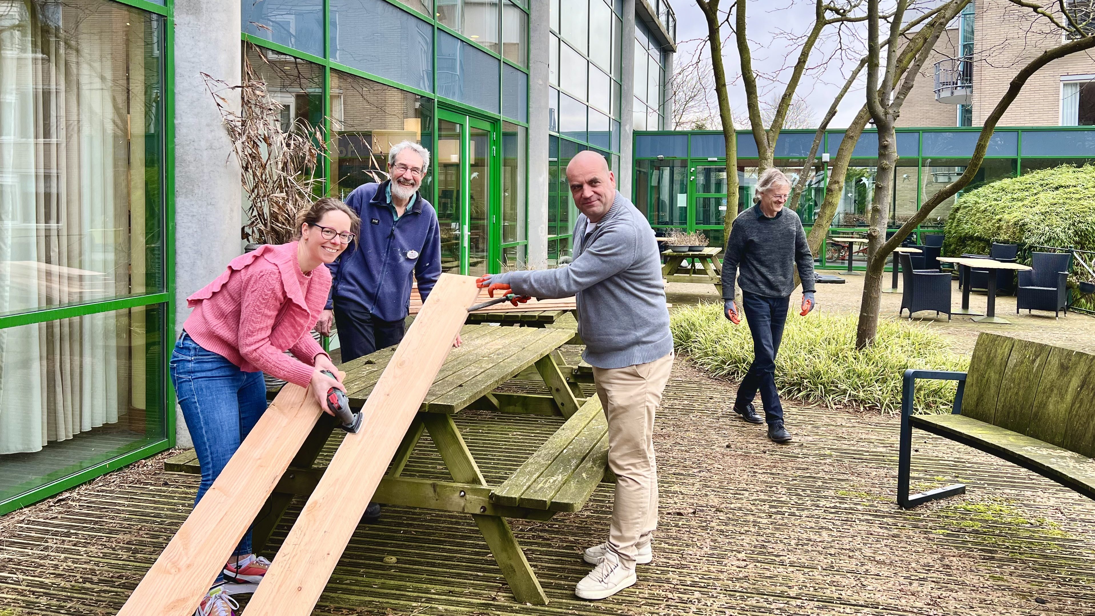 [VIDEO] Vrijwilligers in actie voor dakterras van Onderwatershof tijdens NLdoet