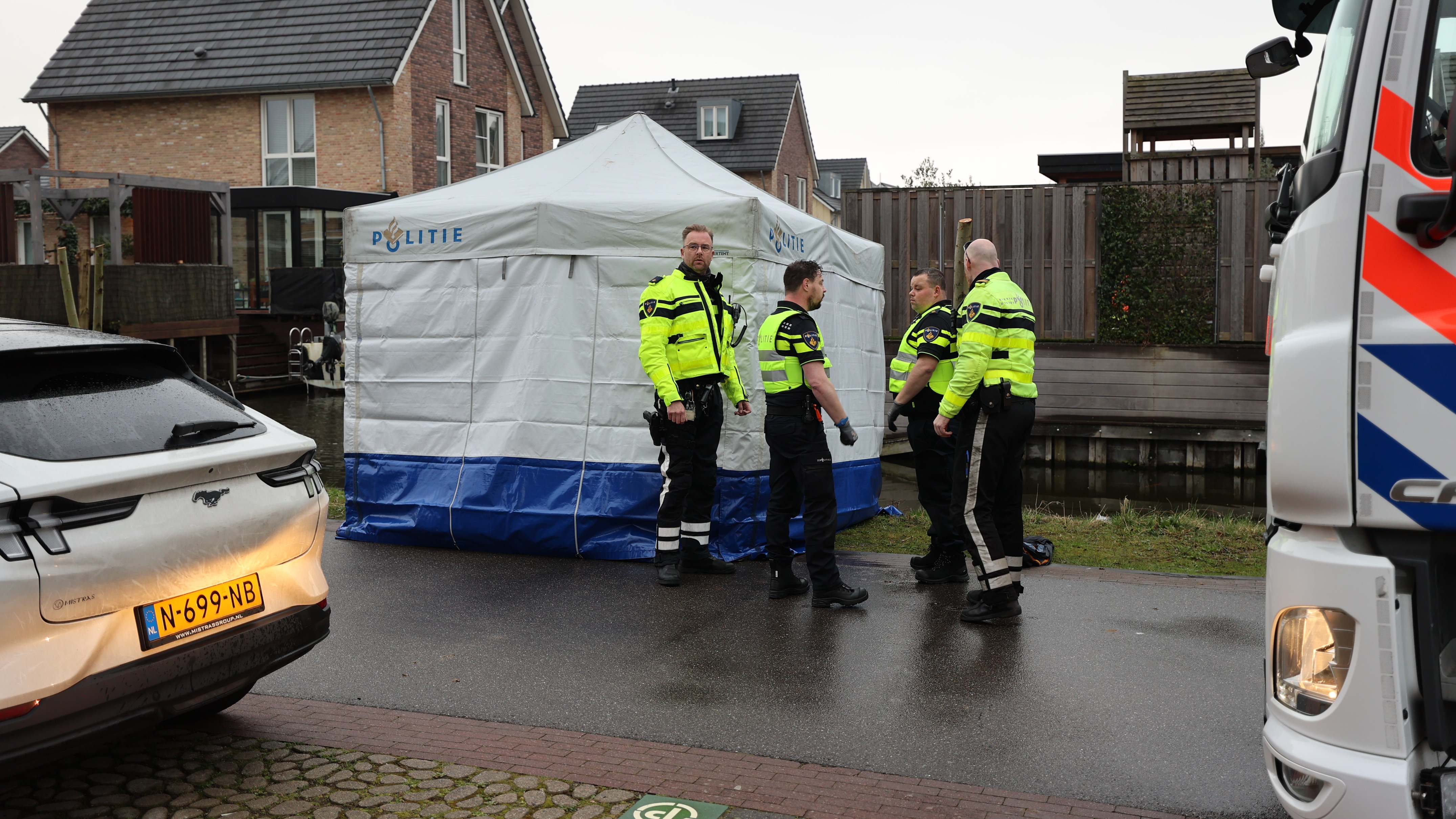 Lijk aangetroffen in sloot langs Anna van Hogendorpstraat