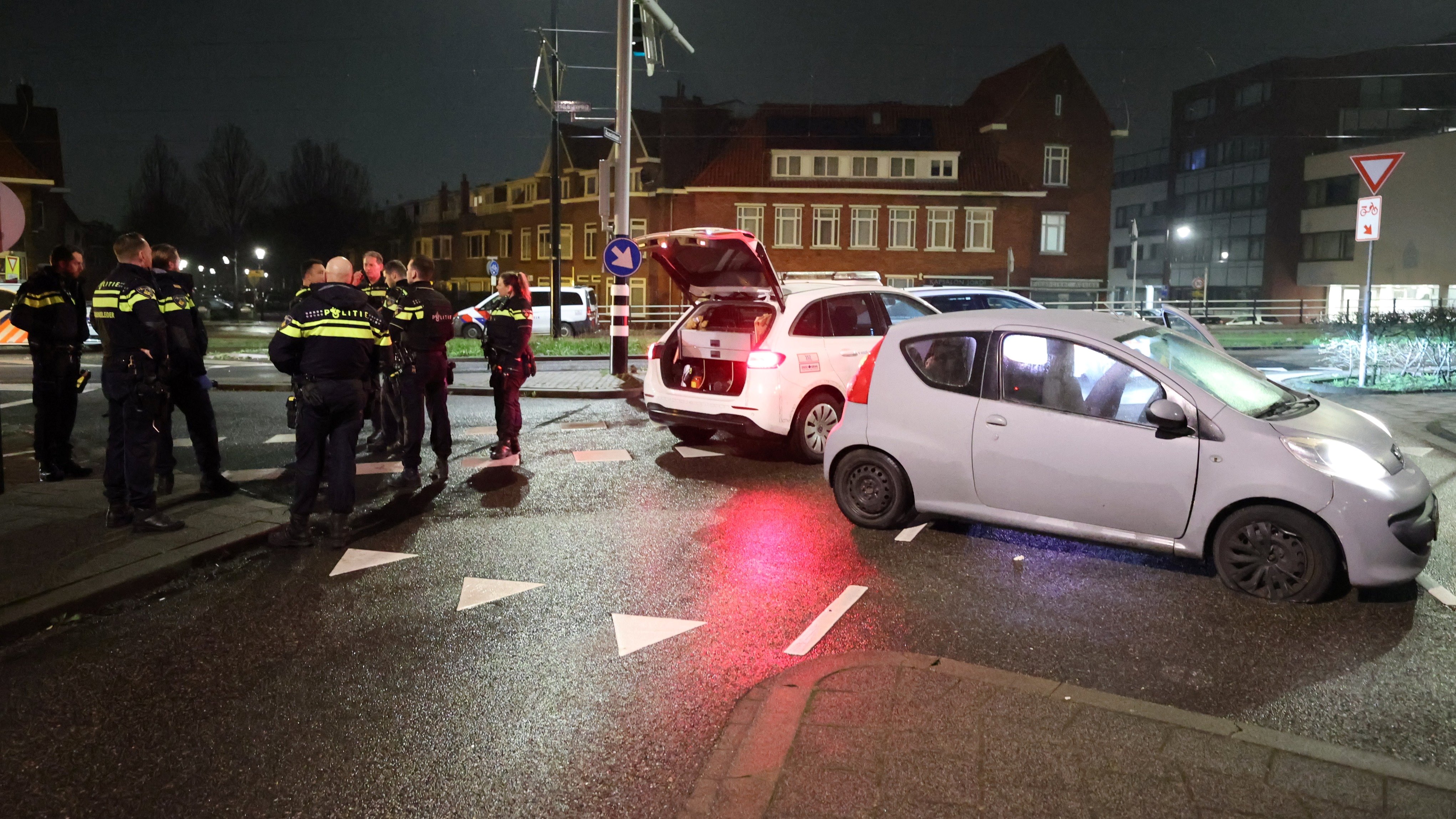 Zoekactie in kogelwerende vesten naar gevluchte inzittenden auto-ongeluk